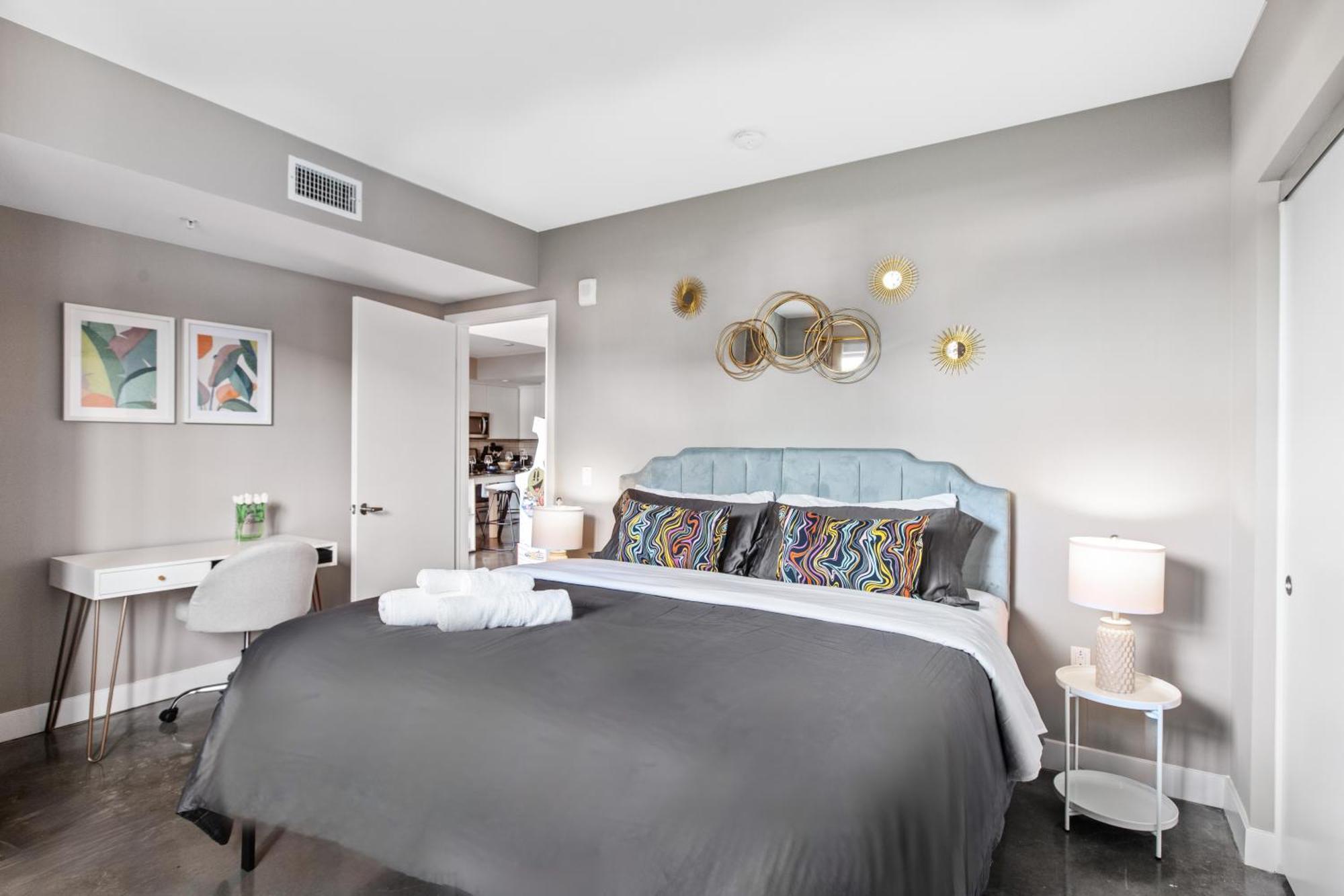 Cozy And Spacious Apartment's In The Heart Of La
