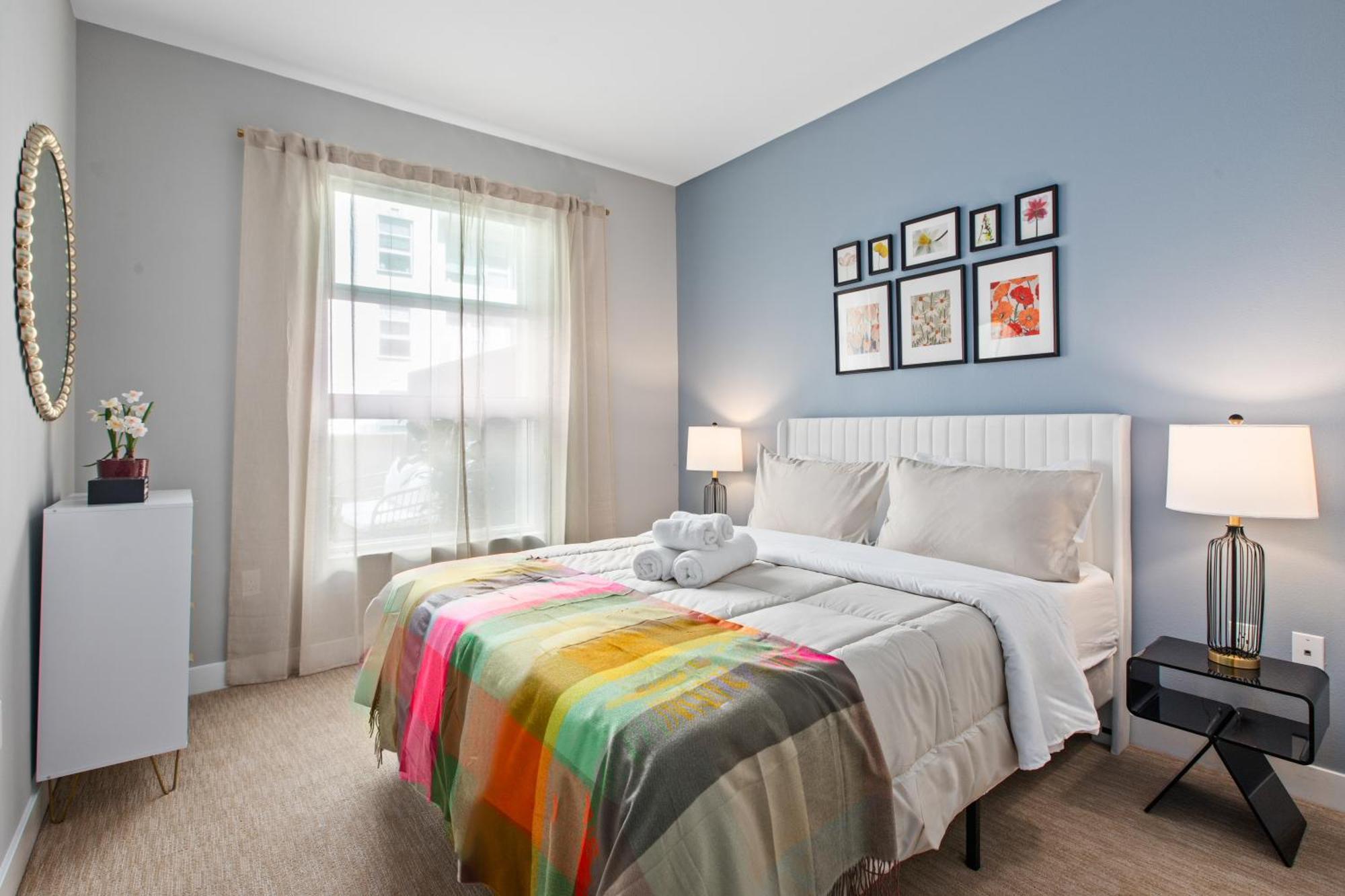 Cozy And Spacious Apartment's In The Heart Of La *