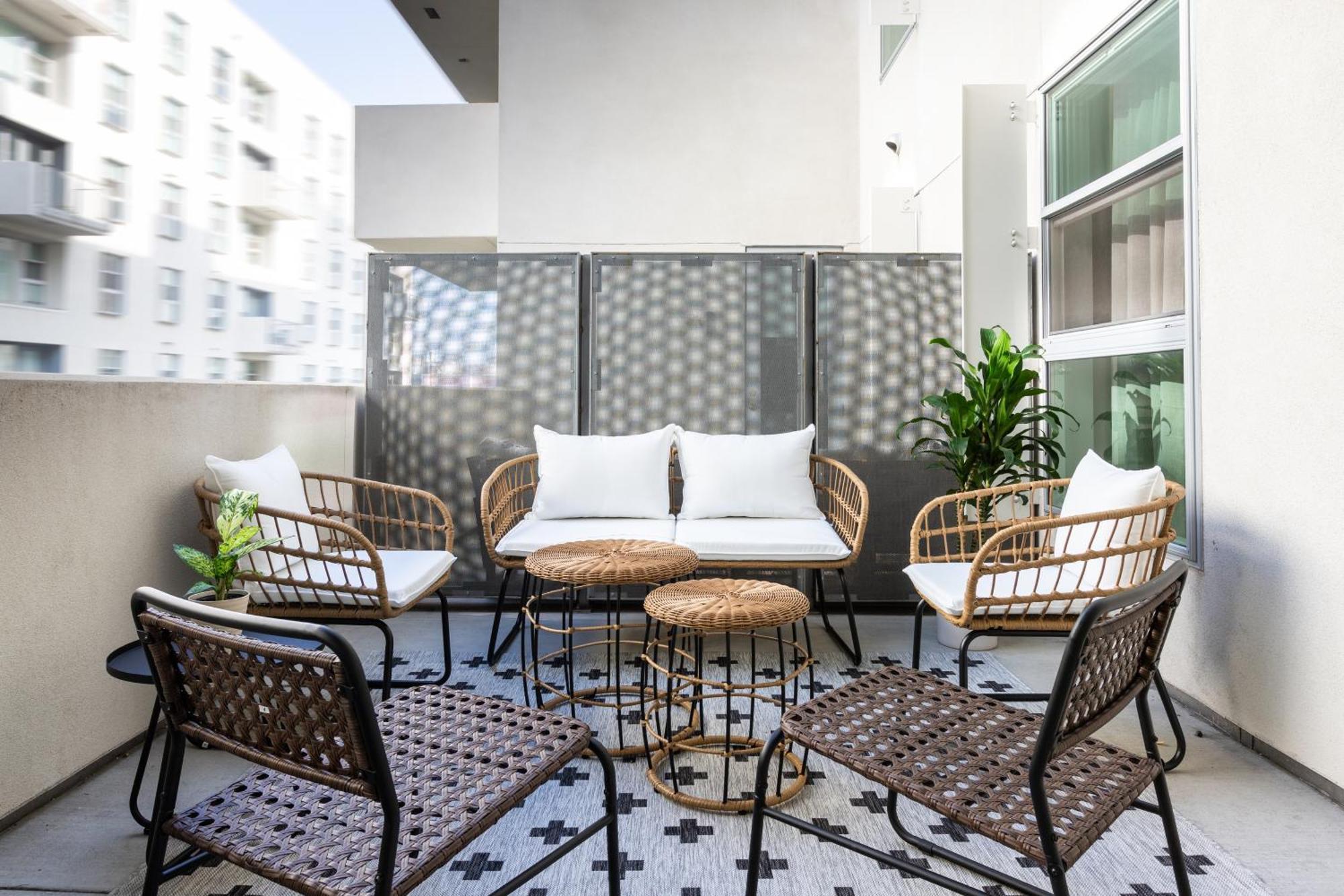 Cozy And Spacious Apartment's In The Heart Of La *