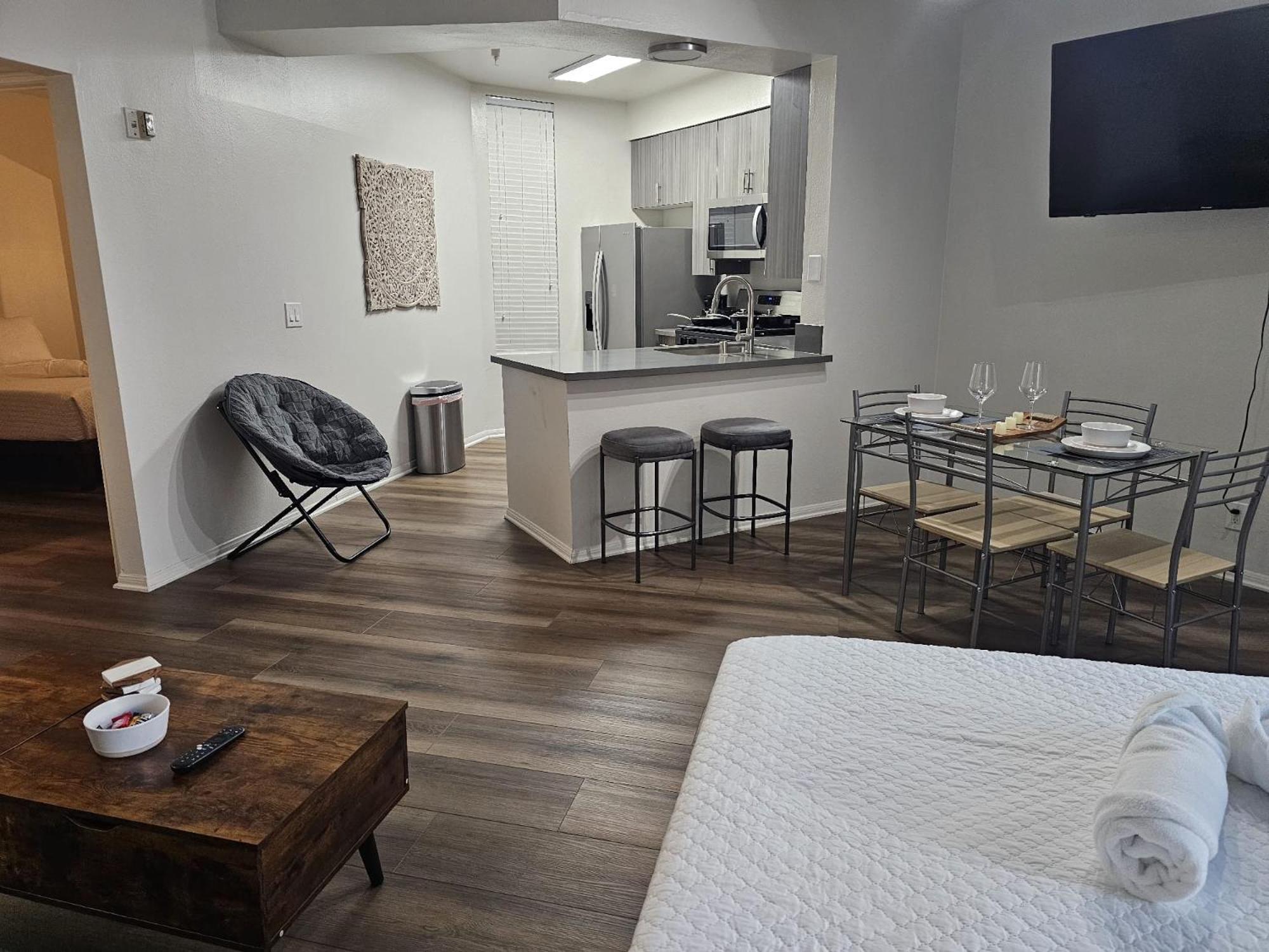 Elegant In Mdr-venice With Pool, Hottub & Gym Apartment