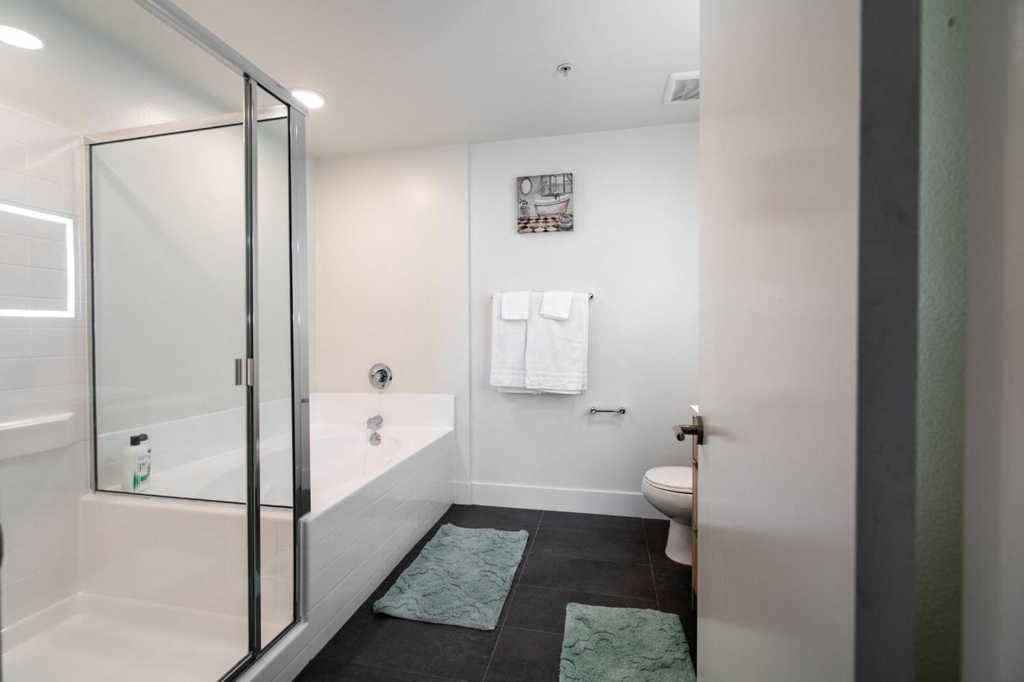 Beachside Luxury I Free Parking Apartment *