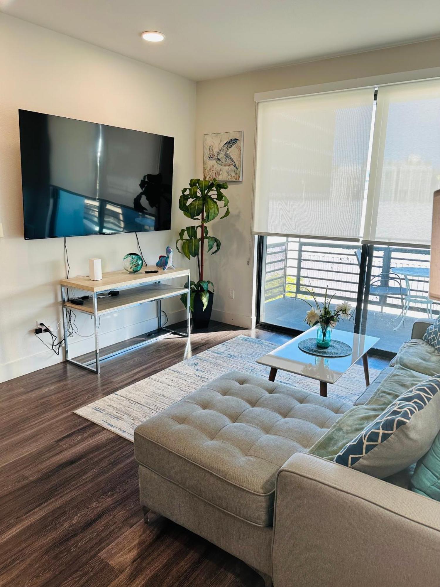 Beachside Luxury I Free Parking Apartment Los Angeles