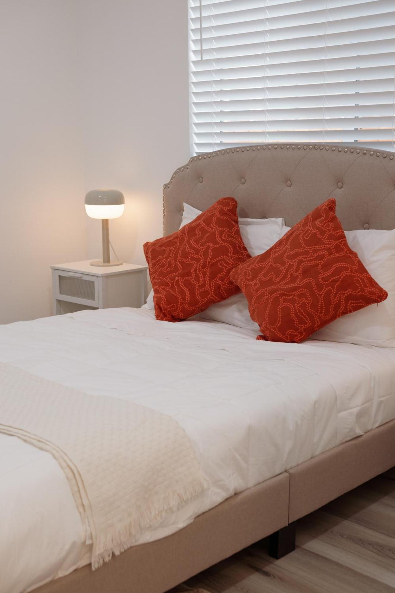 Cozy La Near Usc And Downtown Attractions- Private With Shared Access Hotel 4*