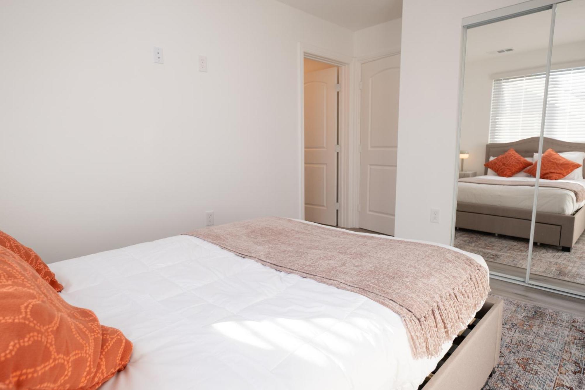 Cozy La Near Usc And Downtown Attractions- Private With Shared Access Hotel 4*