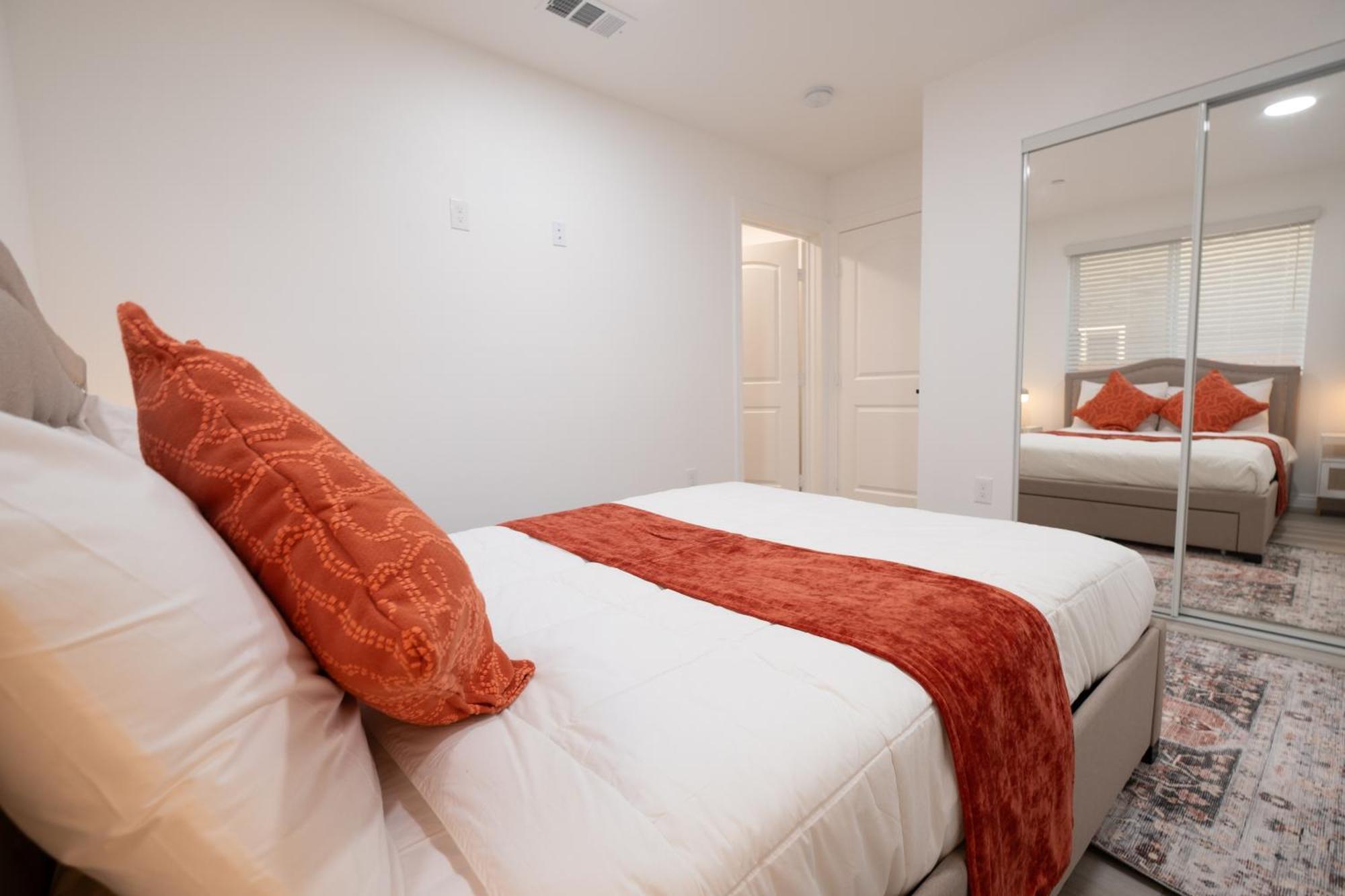 Cozy La Near Usc And Downtown Attractions- Private With Shared Access Hotel 4*