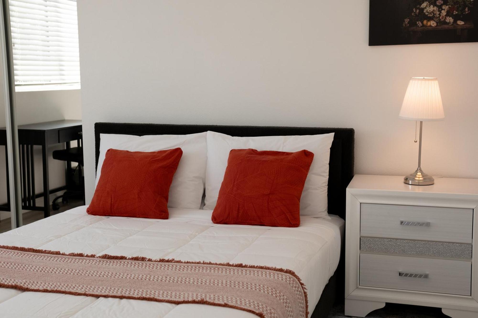 Hotel Charming La Retreat Near Usc & Downtown Highlights- 1 Bedroom With Shared Access