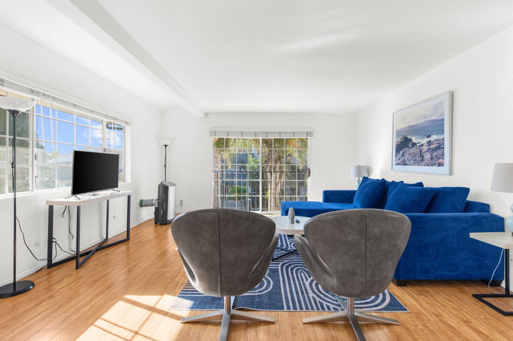 Modern Furnished 2 Bedroom In West La Apartment
