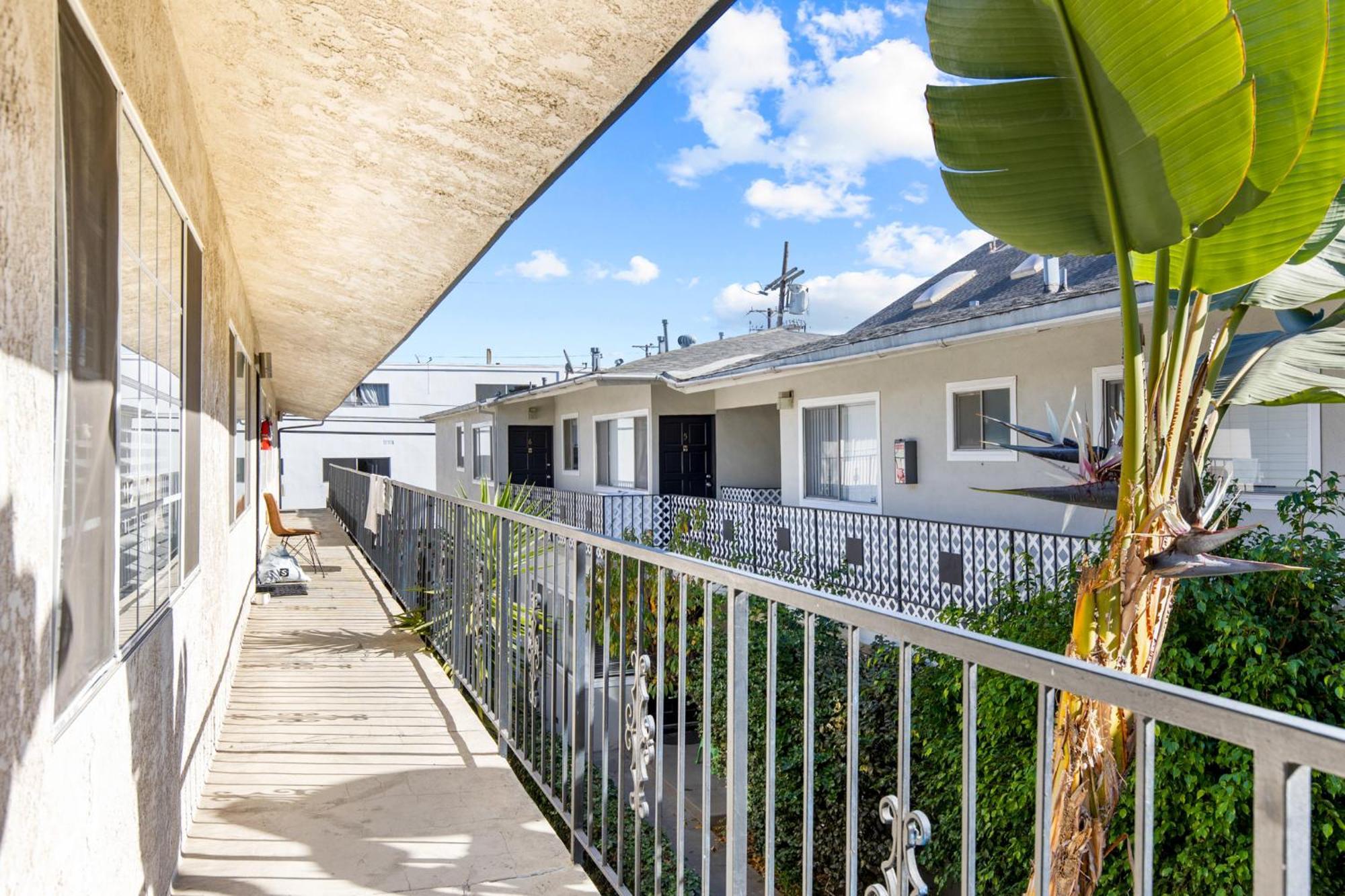 Modern Furnished 2 Bedroom In West La