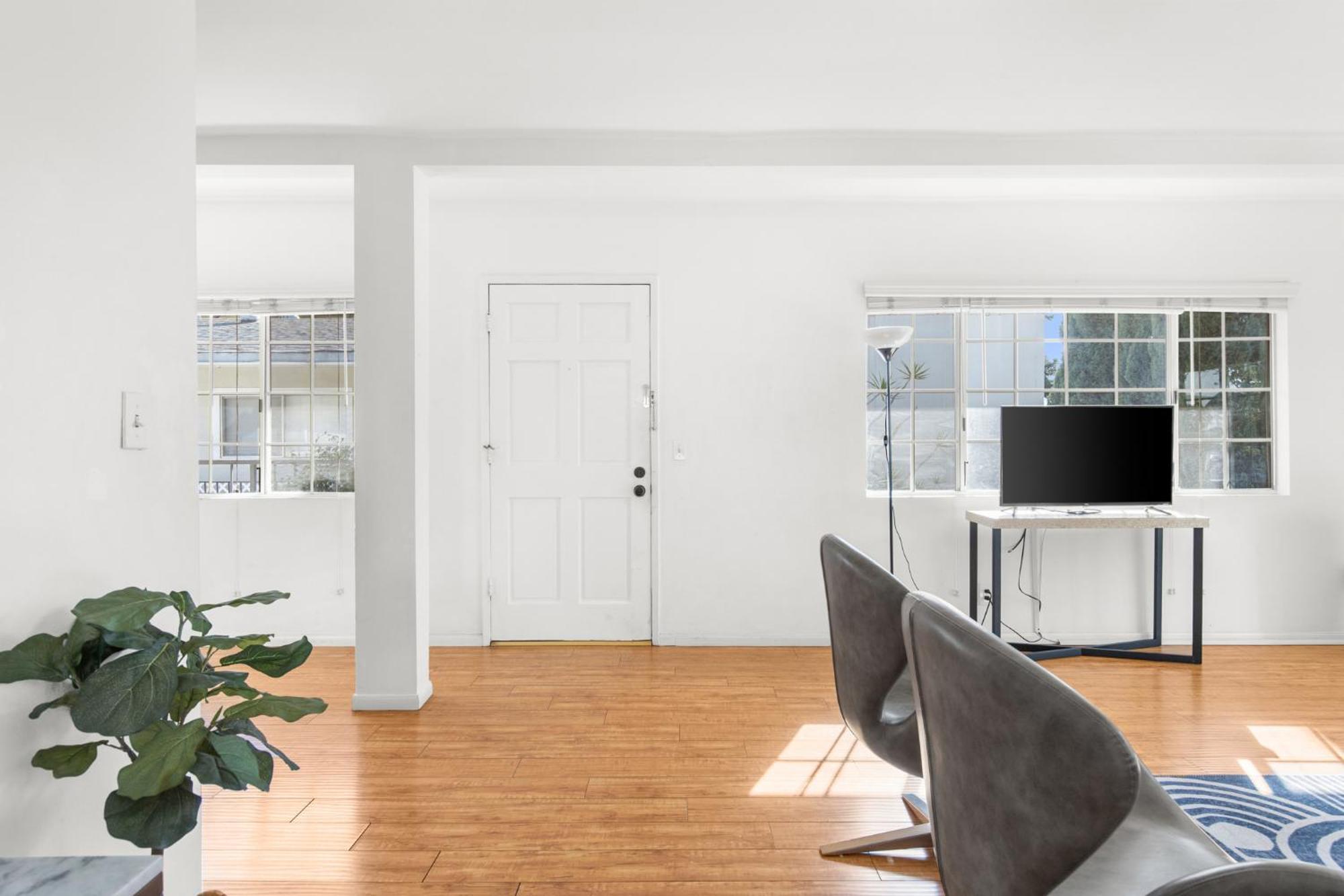 Modern Furnished 2 Bedroom In West La Los Angeles