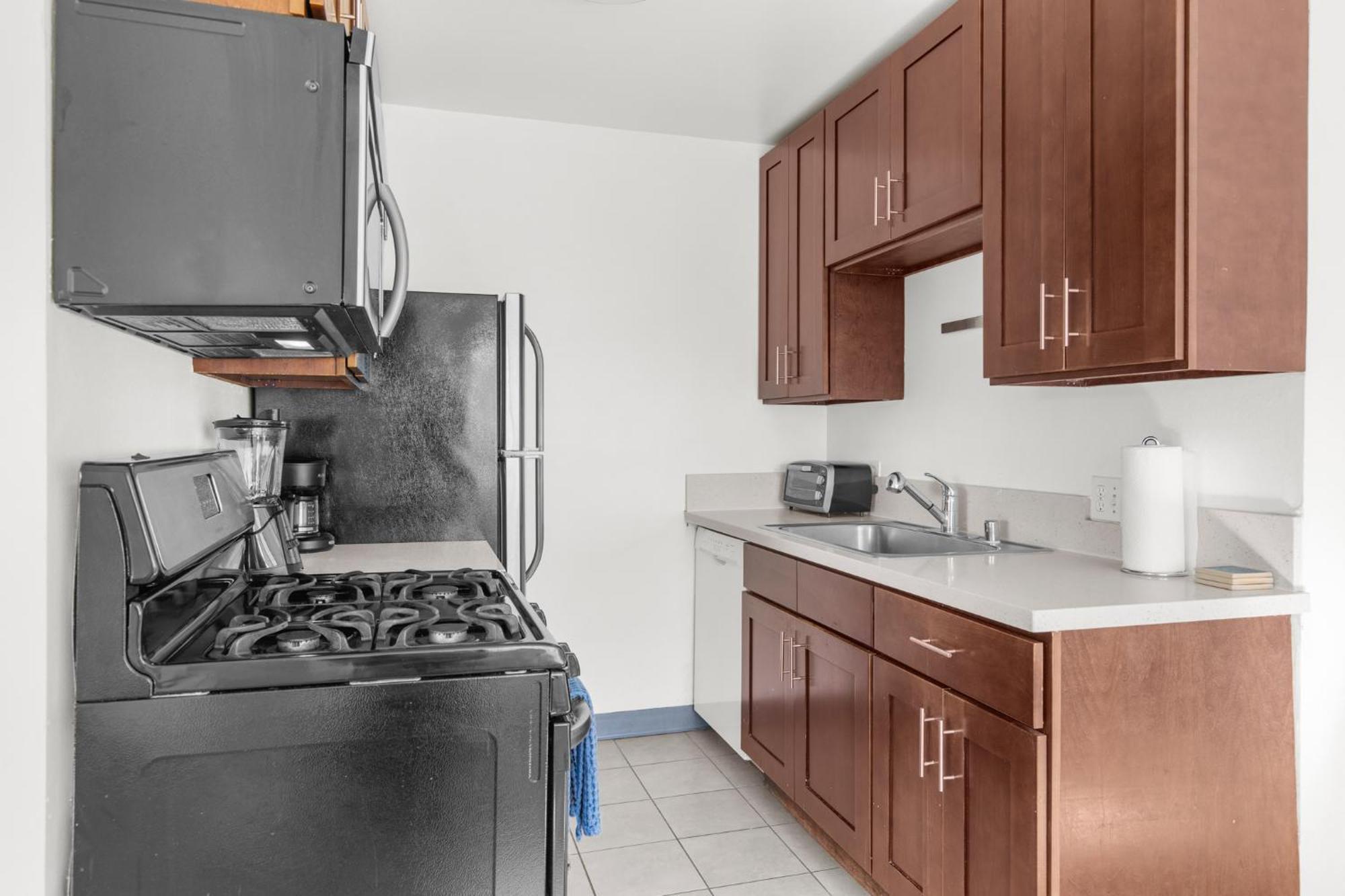 Modern Furnished 2 Bedroom In West La Apartment
