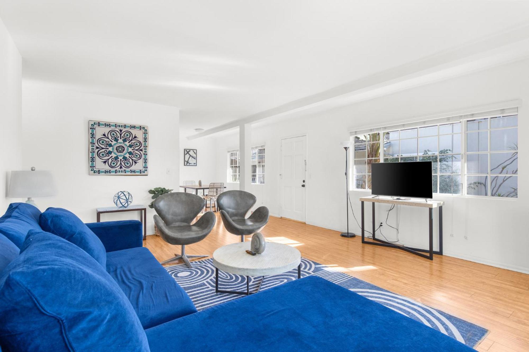 Modern Furnished 2 Bedroom In West La *