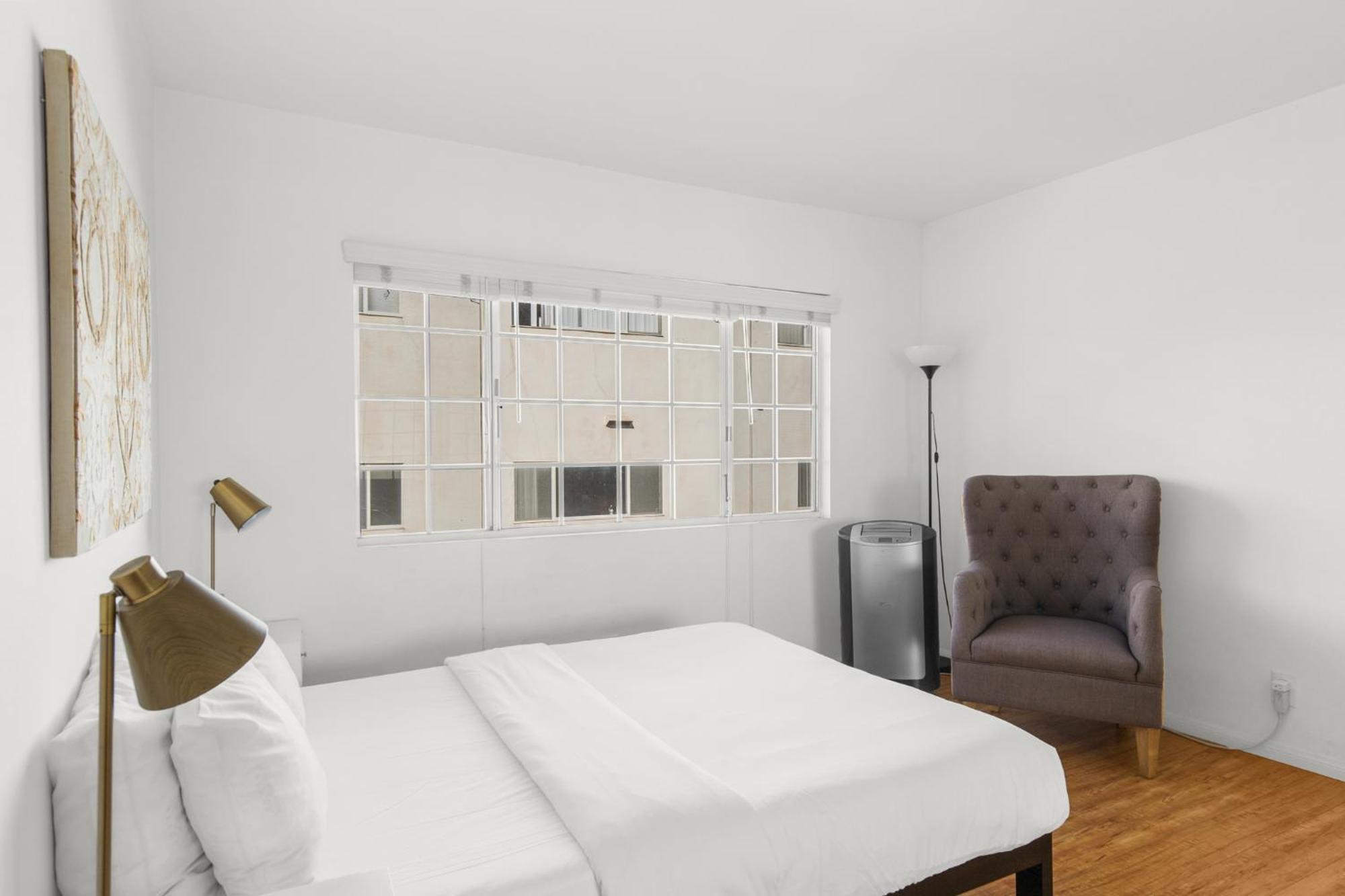 Modern Furnished 2 Bedroom In West La Los Angeles