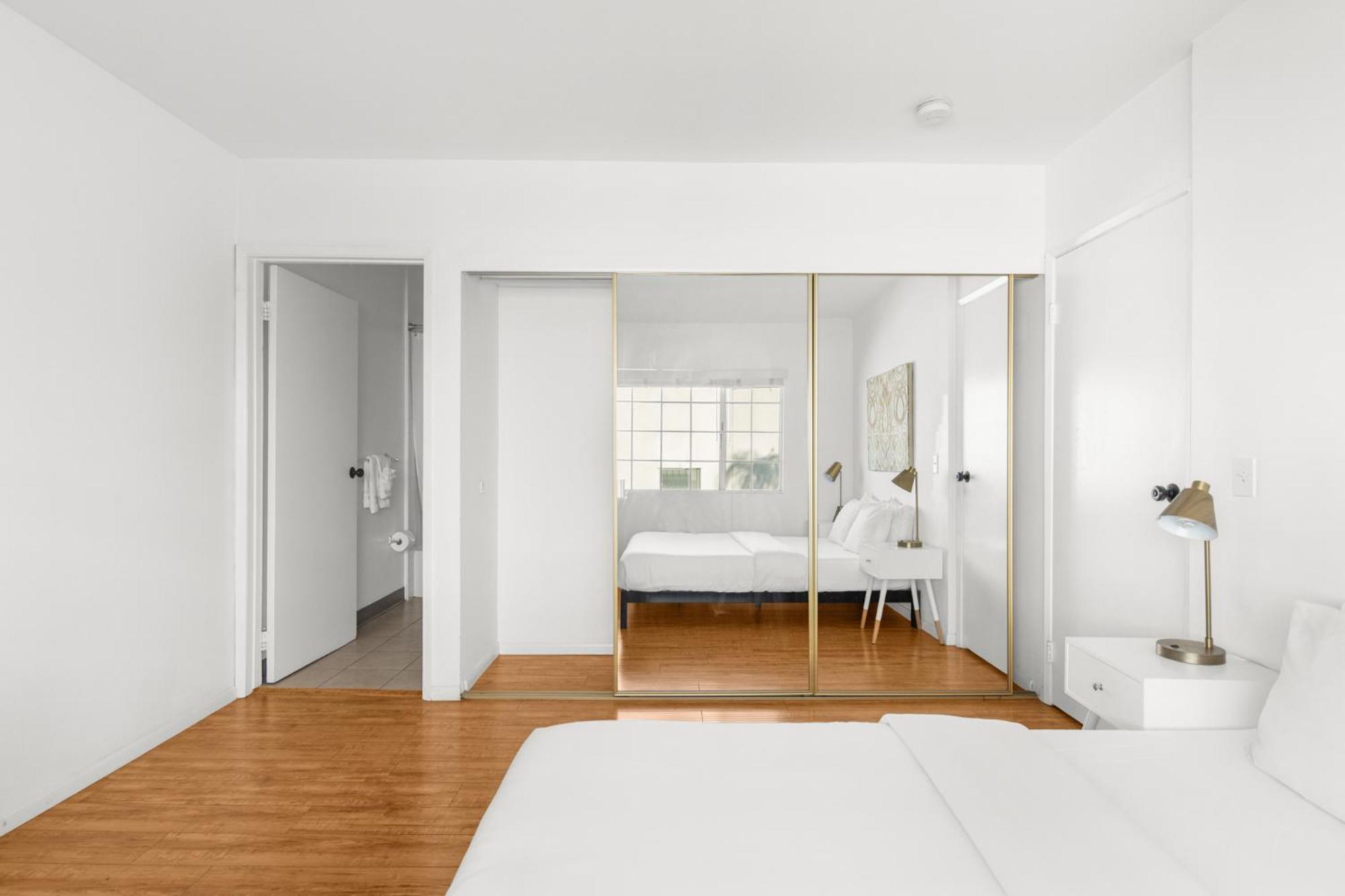 Modern Furnished 2 Bedroom In West La Apartment Los Angeles