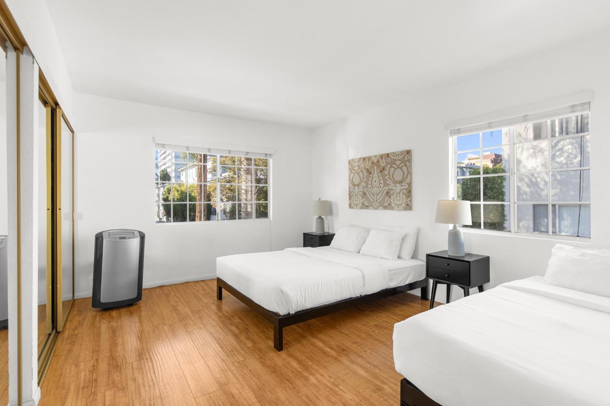 Modern Furnished 2 Bedroom In West La *