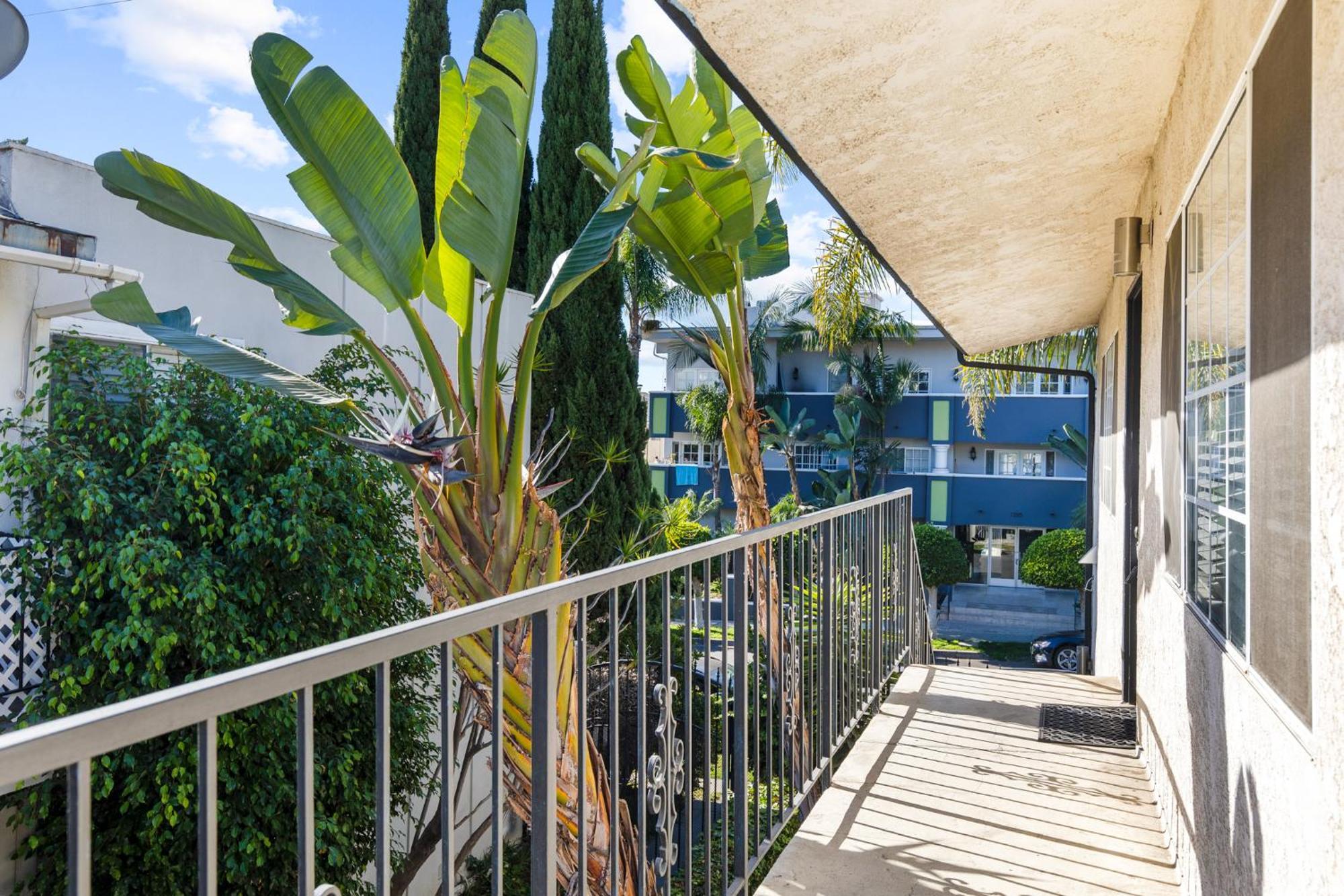 Modern Furnished 2 Bedroom In West La Los Angeles