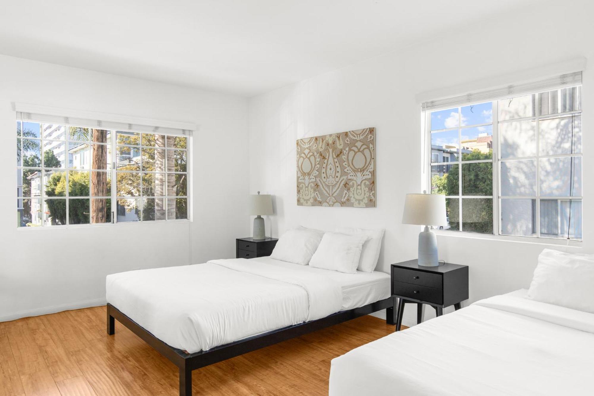 Modern Furnished 2 Bedroom In West La Apartment
