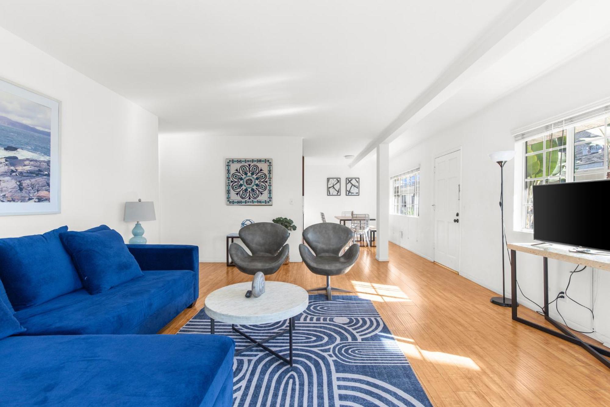 Modern Furnished 2 Bedroom In West La *