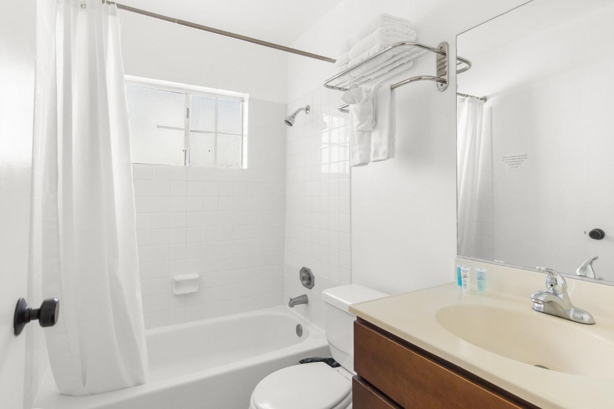 Modern Furnished 2 Bedroom In West La Los Angeles