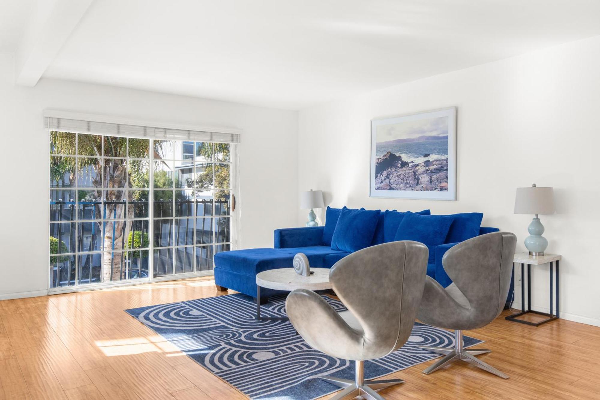 Modern Furnished 2 Bedroom In West La Apartment