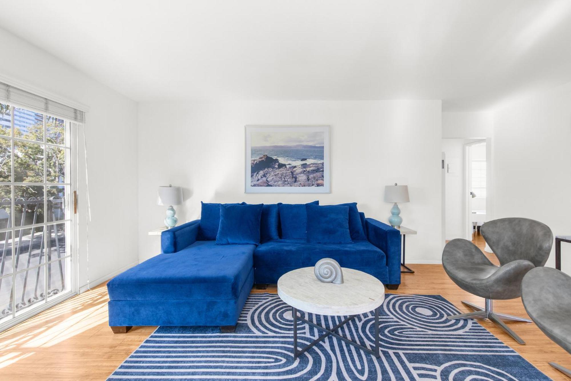 Modern Furnished 2 Bedroom In West La Apartment *