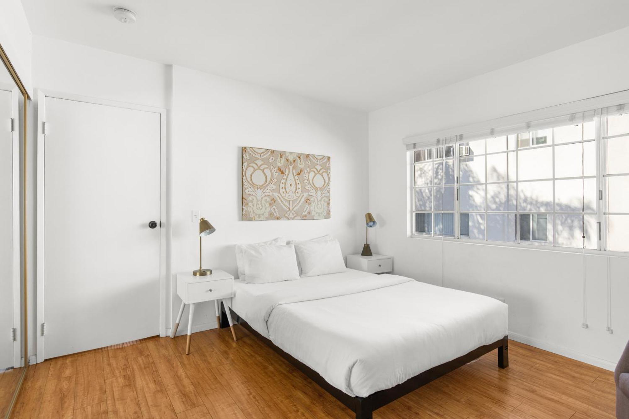 Apartment Modern Furnished 2 Bedroom In West La *