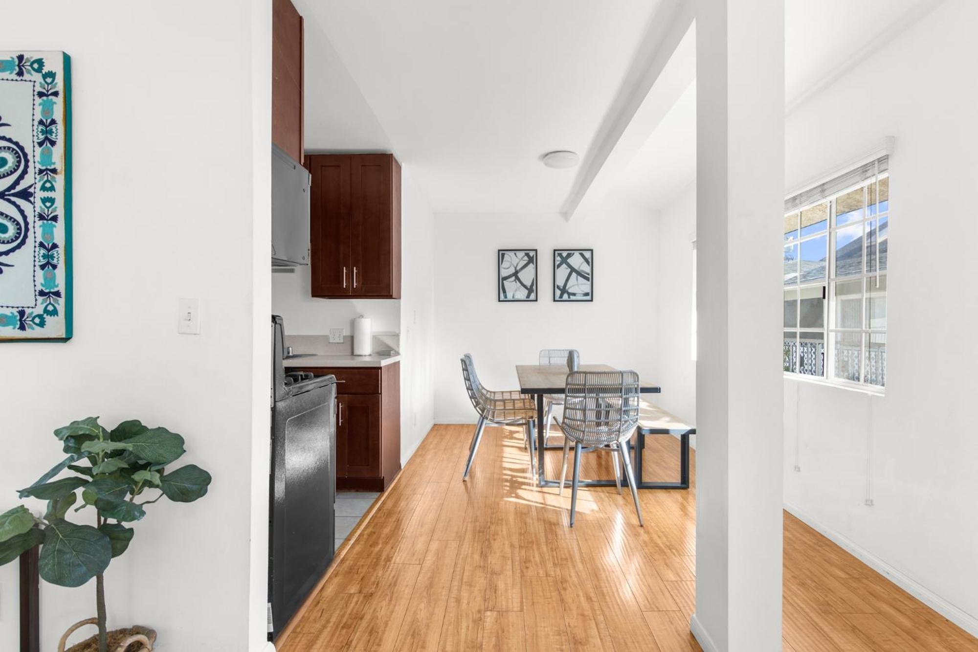Modern Furnished 2 Bedroom In West La Apartment Los Angeles