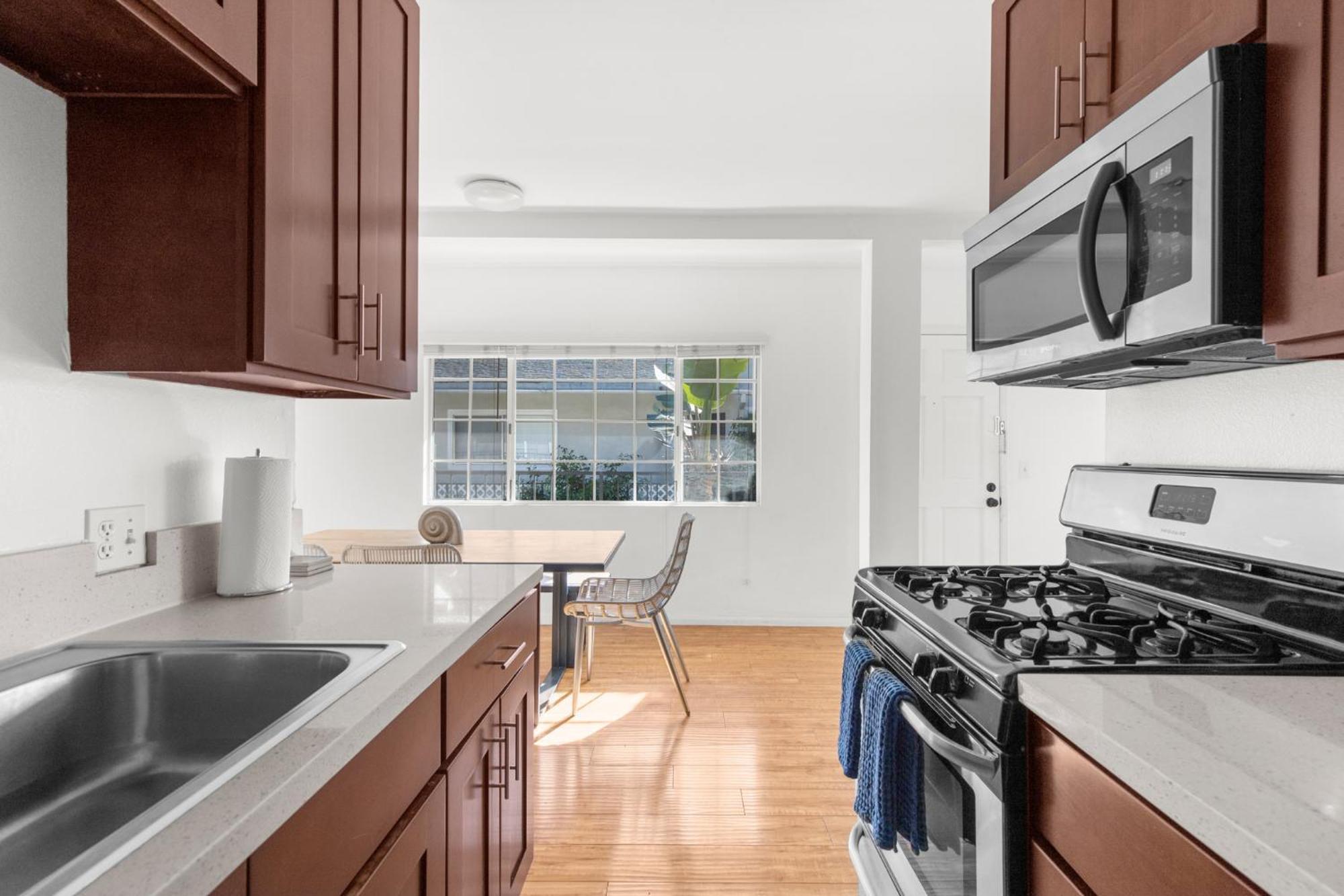 Modern Furnished 2 Bedroom In West La *