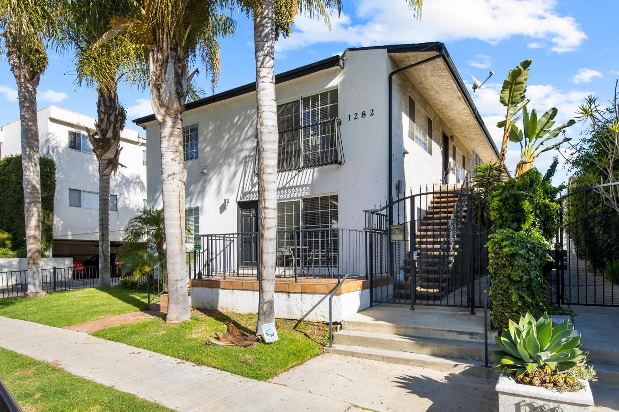 Modern Furnished 2 Bedroom In West La