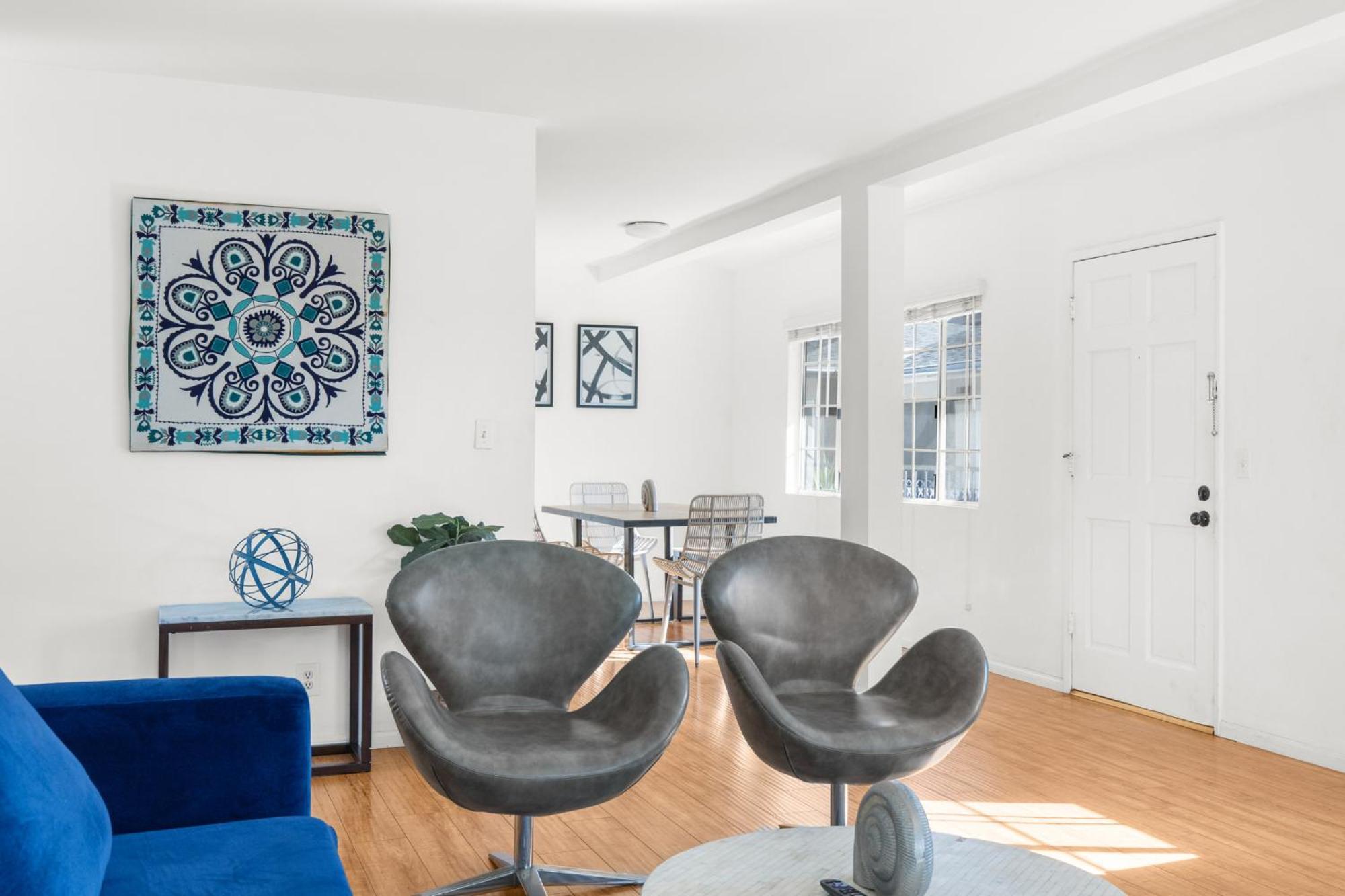 Modern Furnished 2 Bedroom In West La Apartment