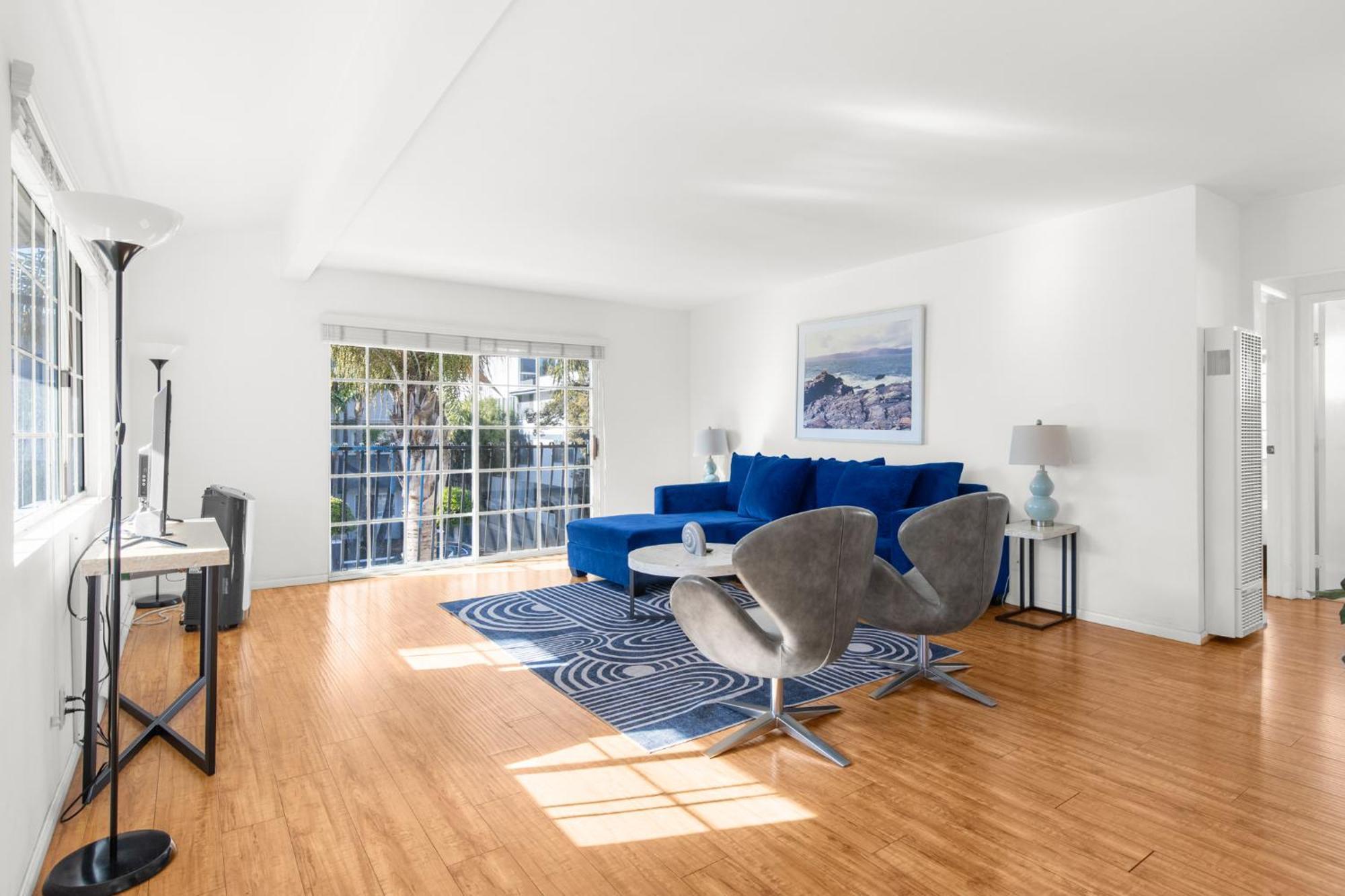 Apartment Modern Furnished 2 Bedroom In West La