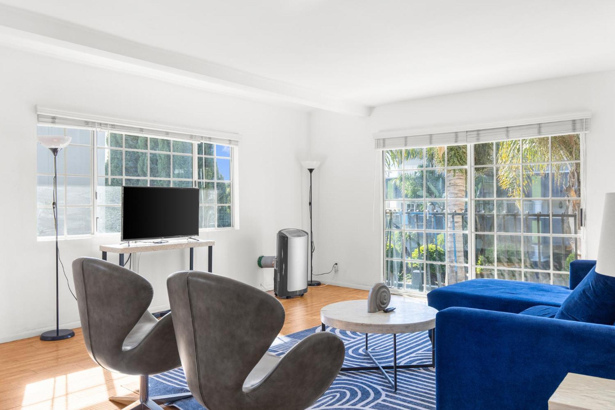 Modern Furnished 2 Bedroom In West La