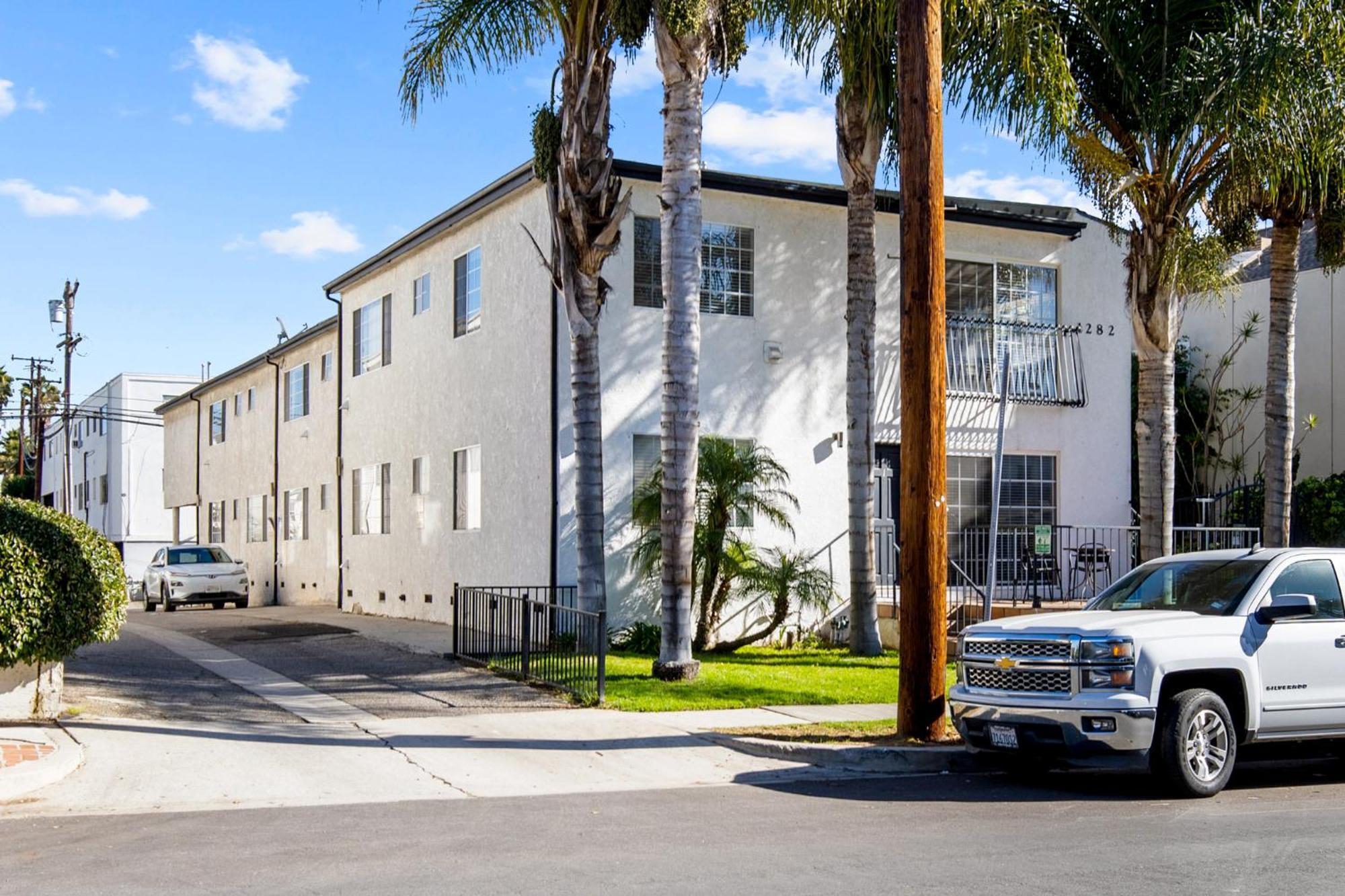 Modern Furnished 2 Bedroom In West La Apartment