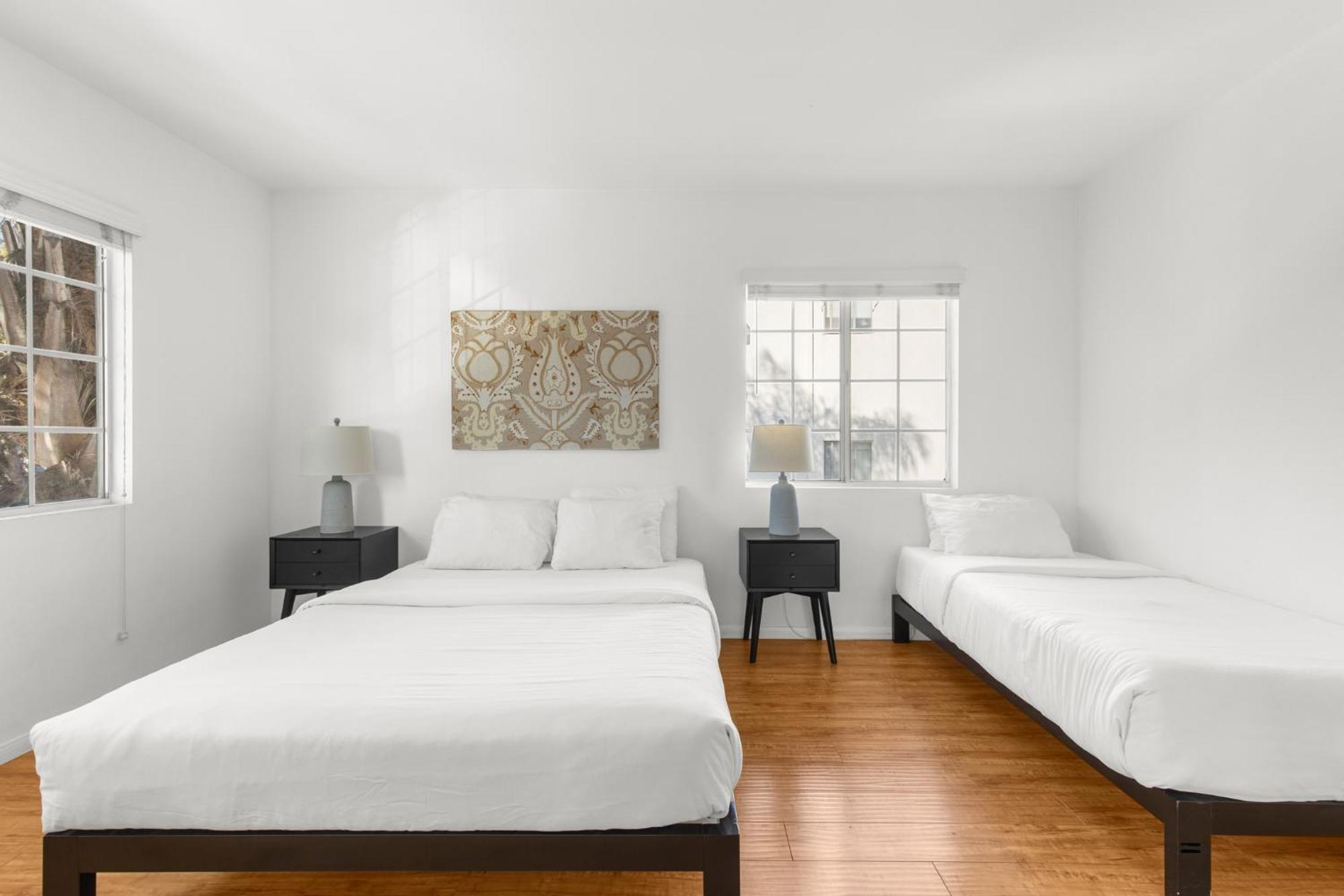 Modern Furnished 2 Bedroom In West La *