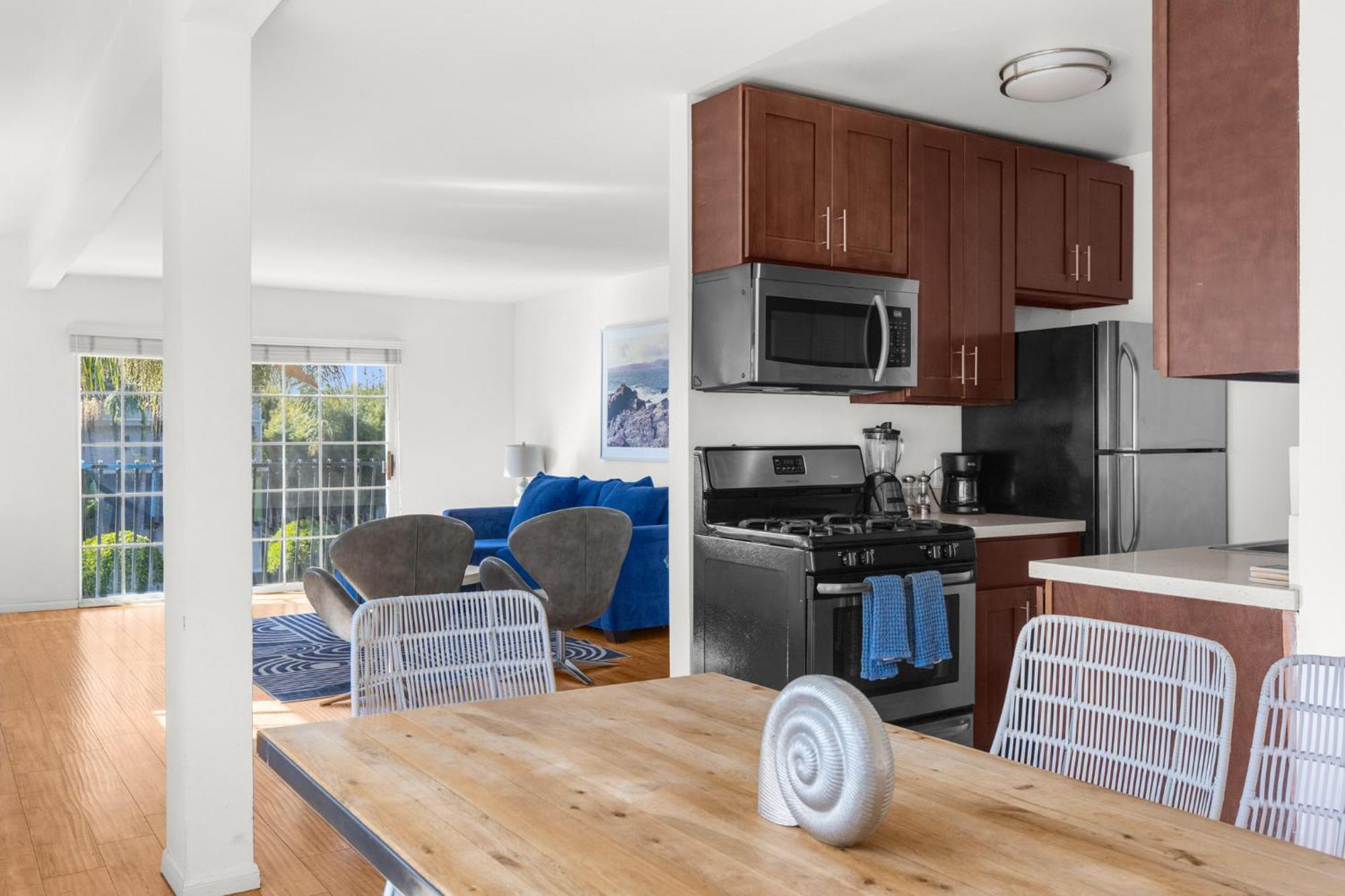 Modern Furnished 2 Bedroom In West La Apartment