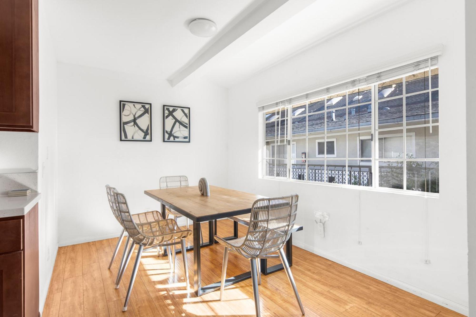 Apartment Modern Furnished 2 Bedroom In West La