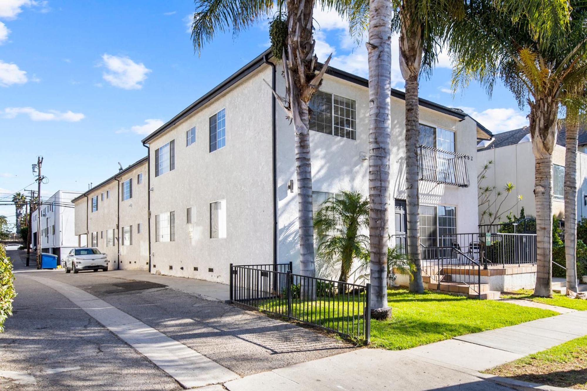 Modern Furnished 2 Bedroom In West La *