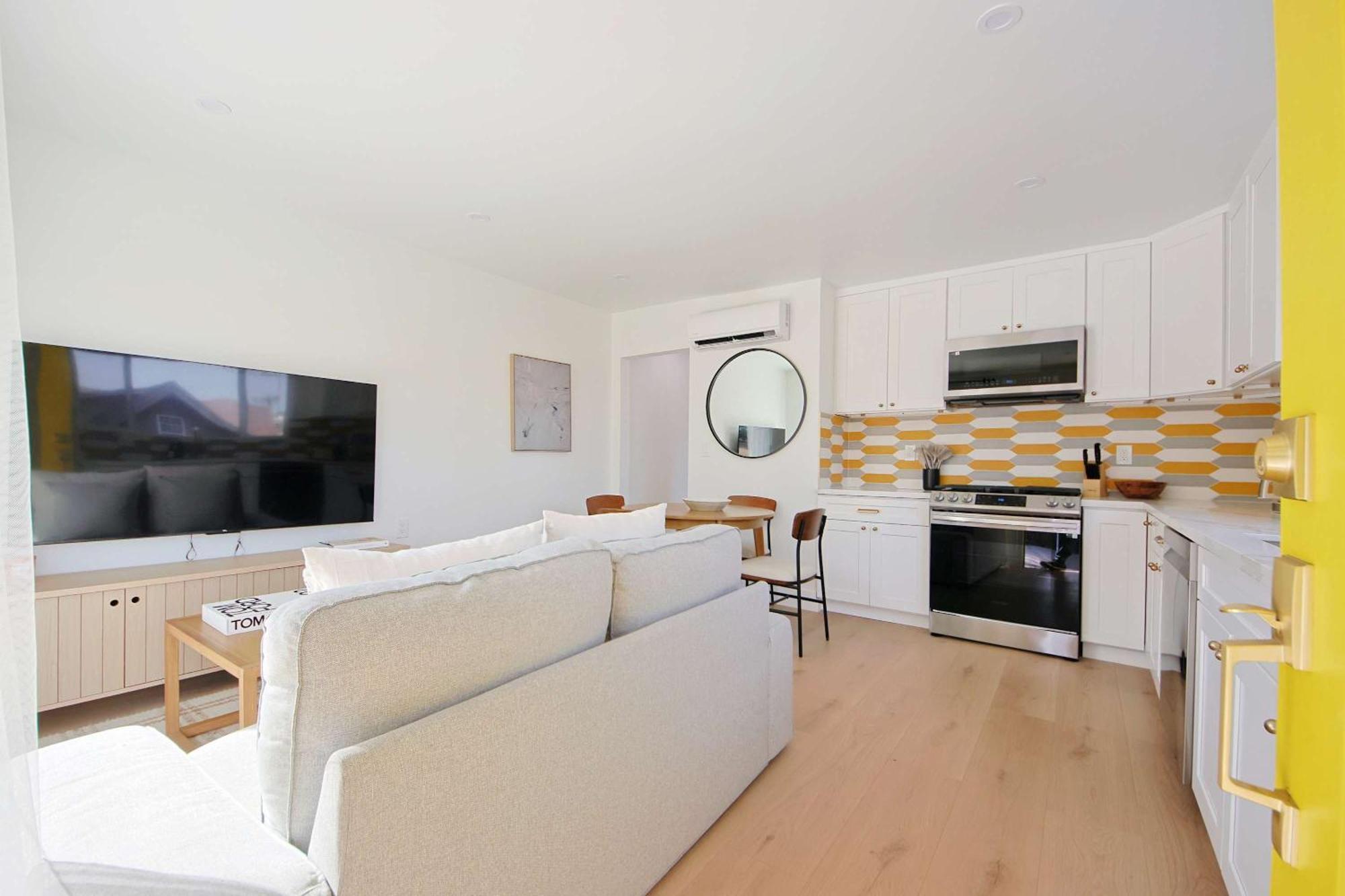 Stylish 2br Retreat Steps From Sunset Blvd Apartment *