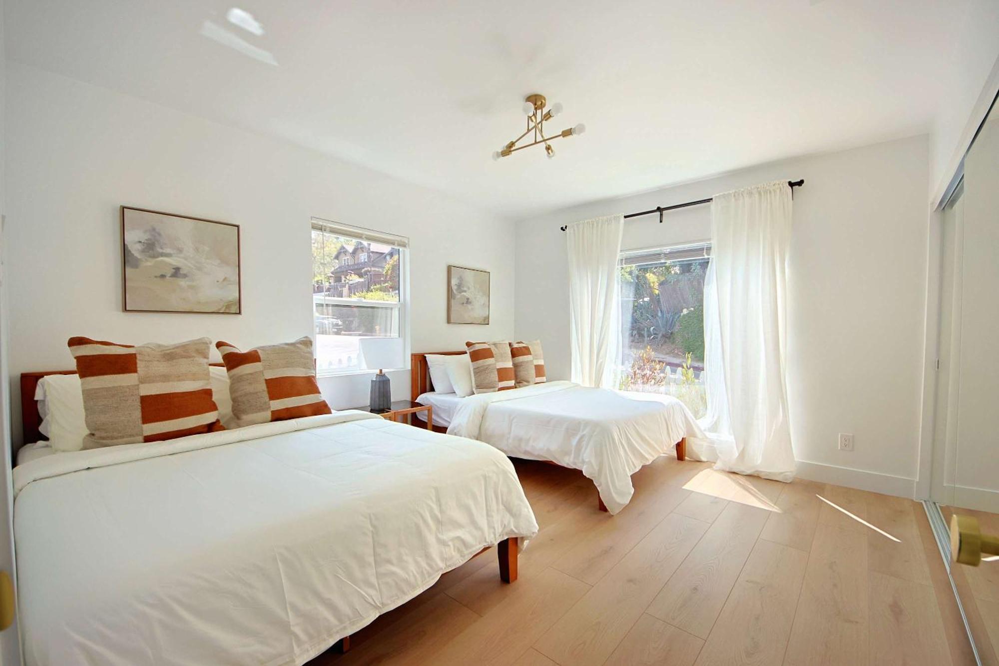 Chic 2b2b W Views Near Sunset Blvd Apartment *