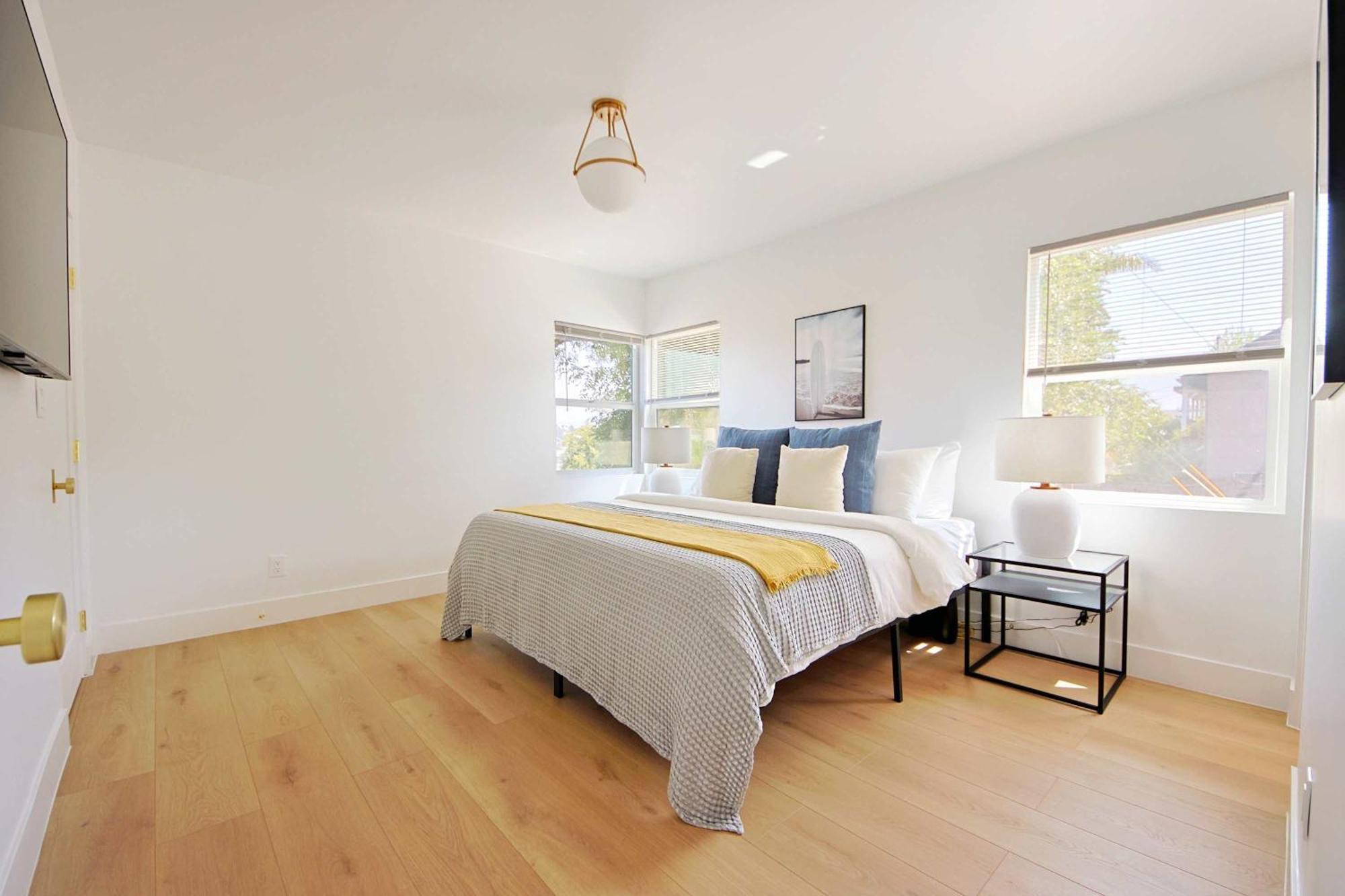 Chic 2b2b W Views Near Sunset Blvd Apartment