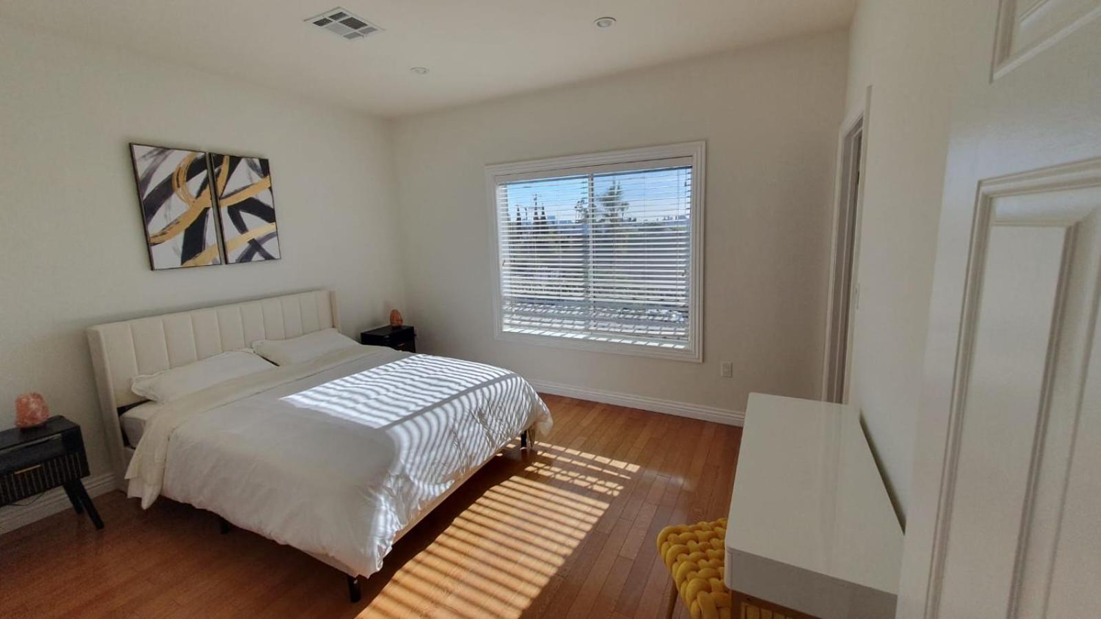 Capsule hotel 3 Bedroom Hollywood Gem *