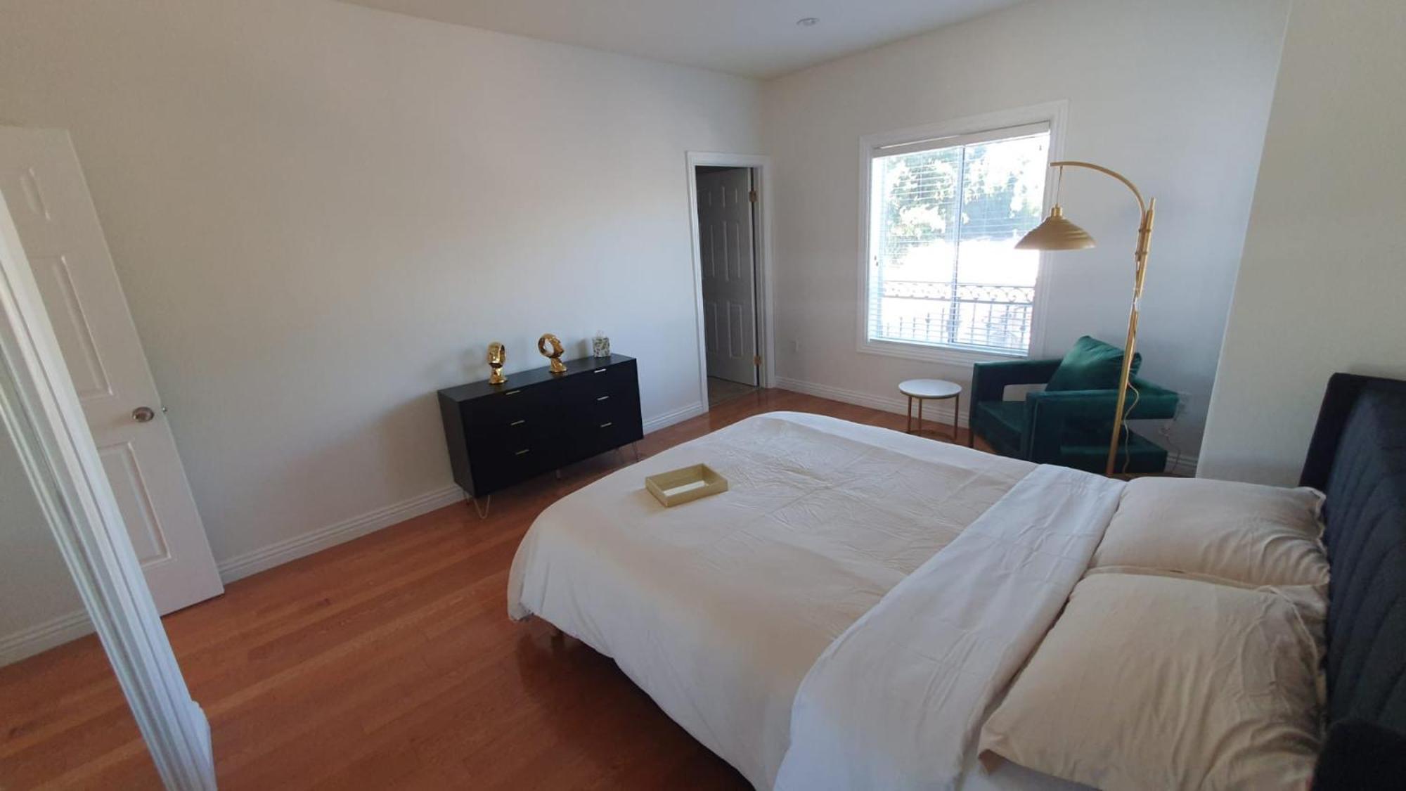3 Bedroom Hollywood Gem Capsule hotel
