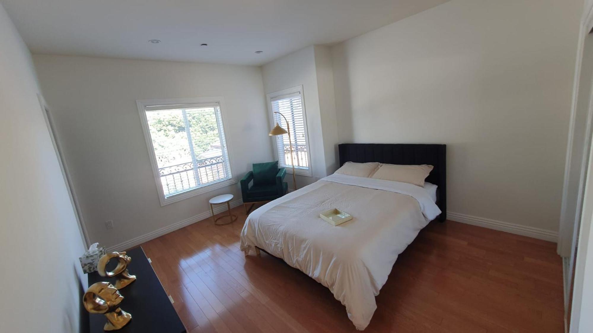 Capsule hotel 3 Bedroom Hollywood Gem