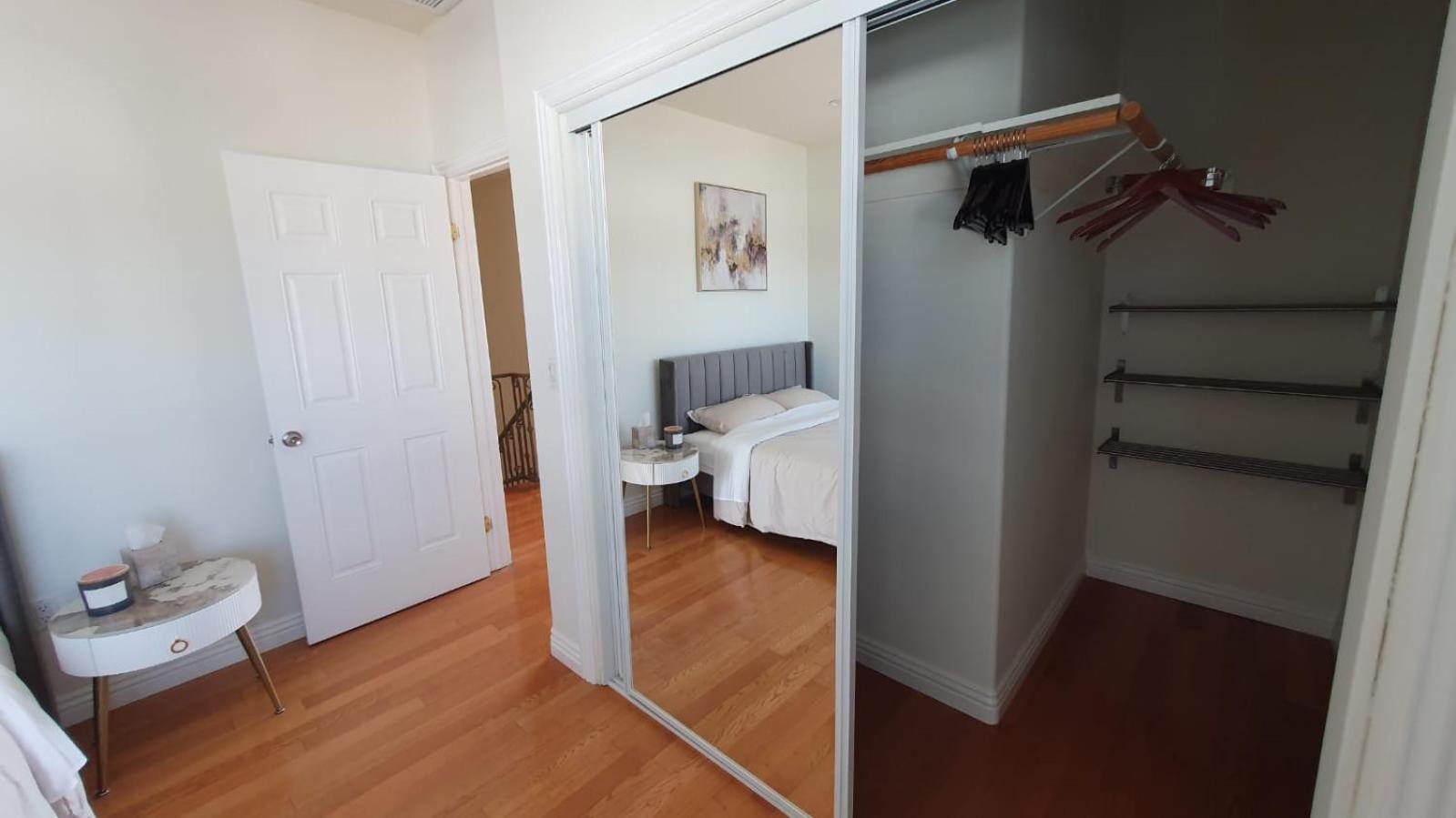 Capsule hotel 3 Bedroom Hollywood Gem Los Angeles