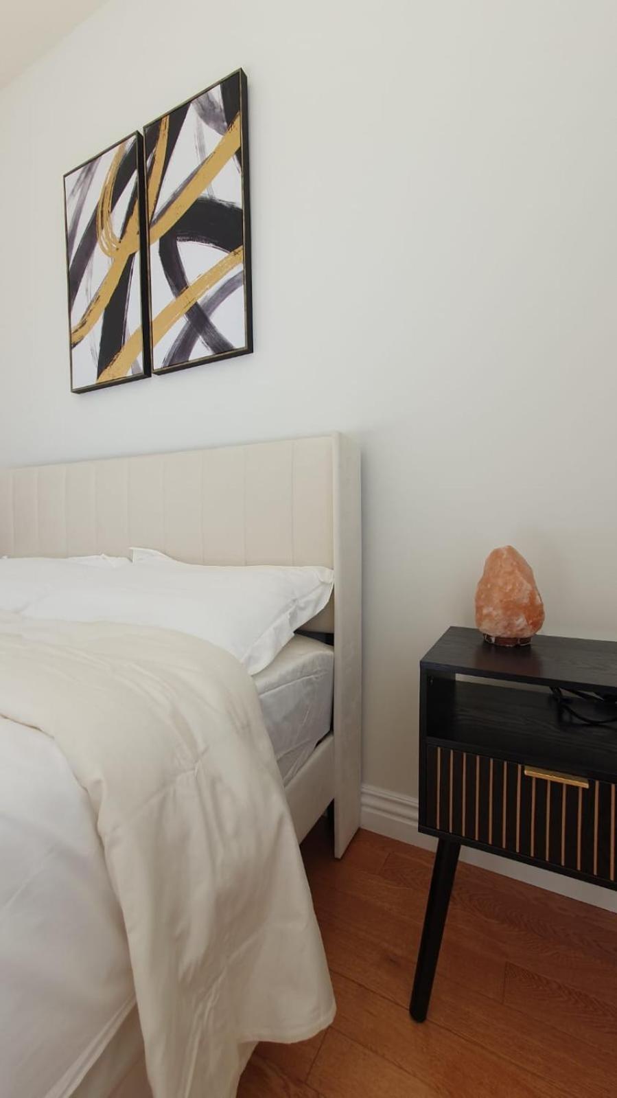 Capsule hotel 3 Bedroom Hollywood Gem *