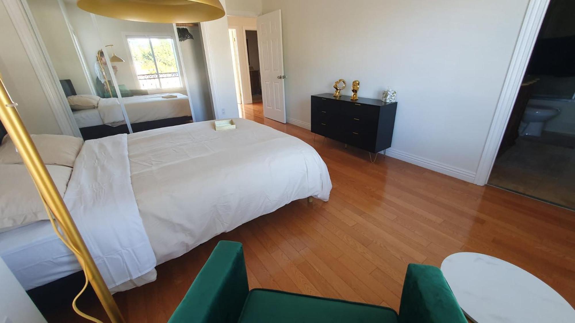 Capsule hotel 3 Bedroom Hollywood Gem Los Angeles