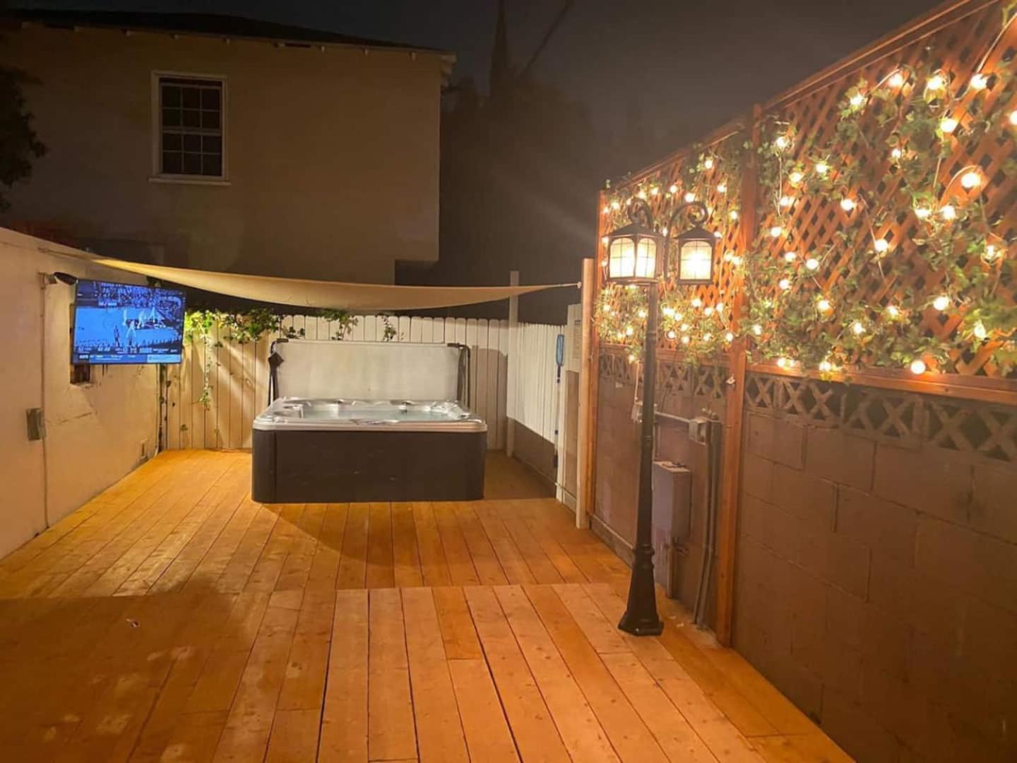 3 Bedroom With Hot Tub And Video Game Console 10 Minutes From Rodeo Drive Beverly Hills Los Angeles