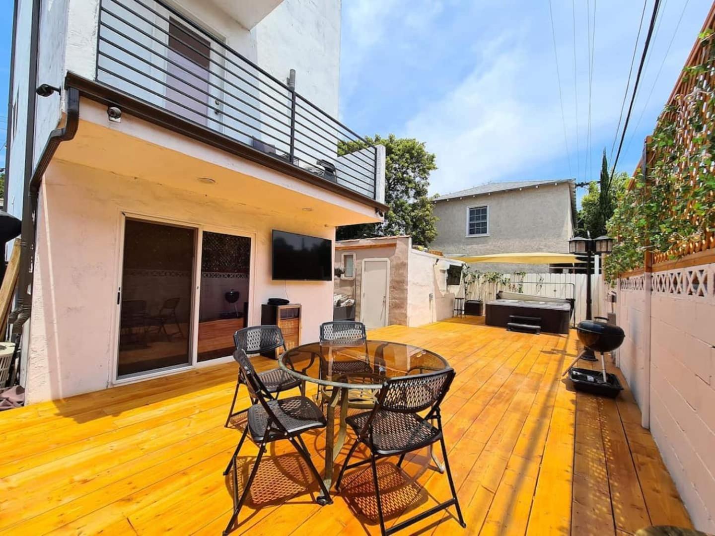 Apartment 3 Bedroom With Hot Tub And Video Game Console 10 Minutes From Rodeo Drive Beverly Hills