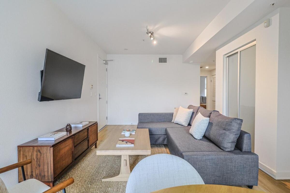 Trendy 2br Steps To Promenade & Sm Pier! *