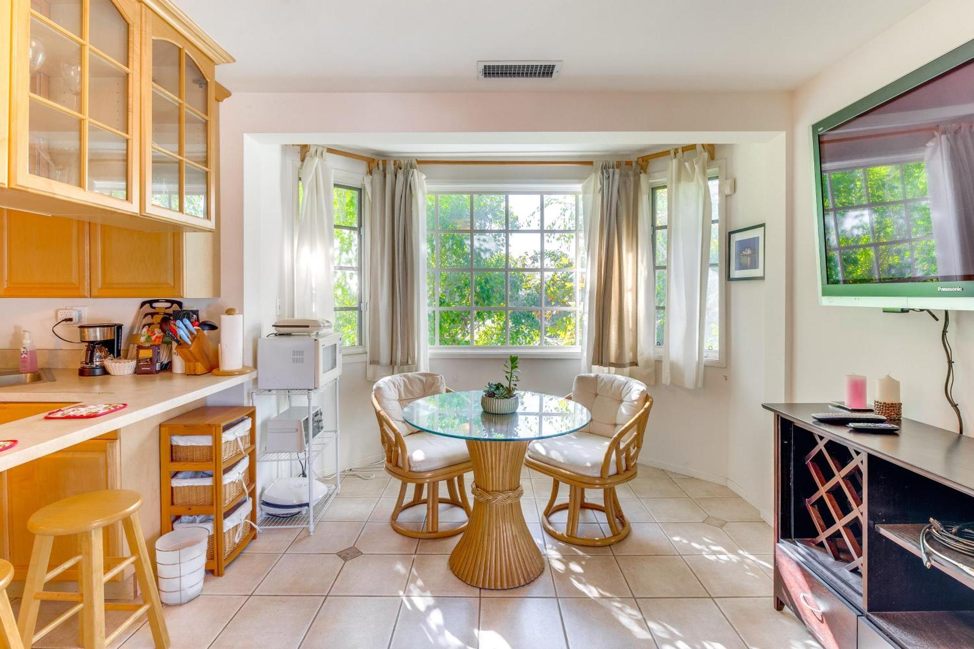 Apartment Less Than 1 Mi To Ucla Pet-friendly Couples Retreat! Los Angeles