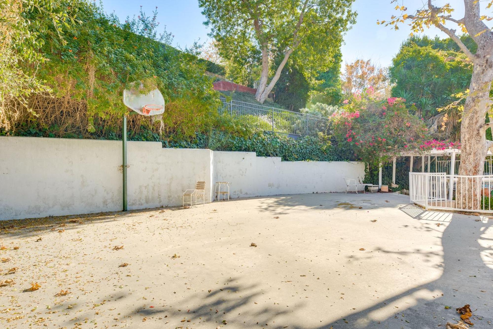 Apartment Less Than 1 Mi To Ucla Pet-friendly Couples Retreat!